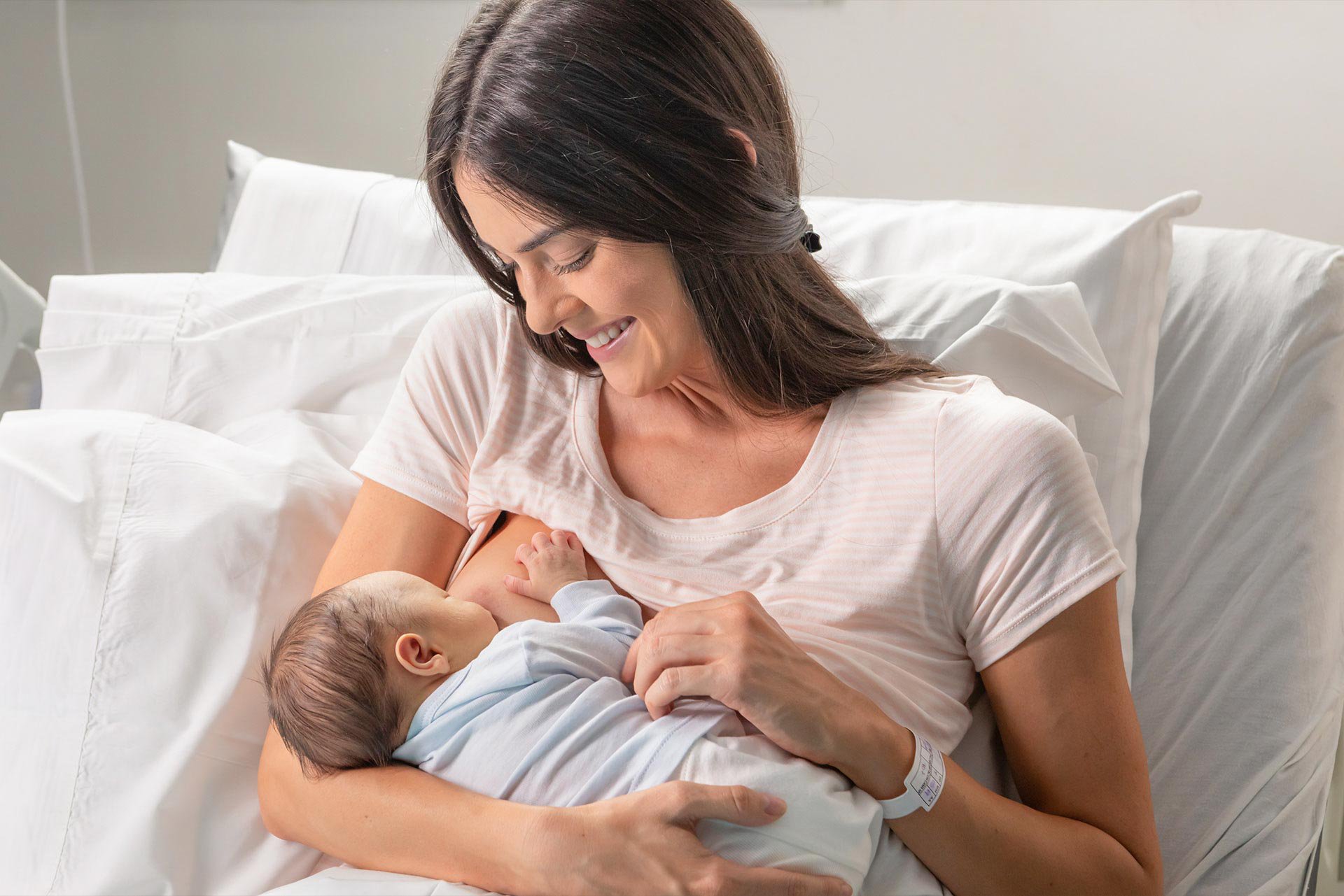 Mamá amamantando a su bebé