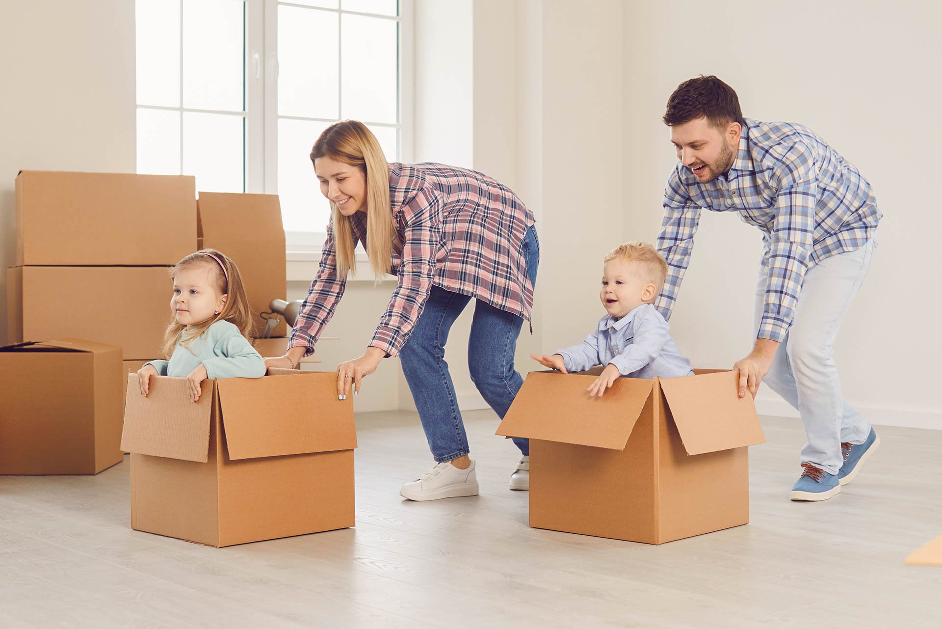 Papás jugando con sus bebés en cajas