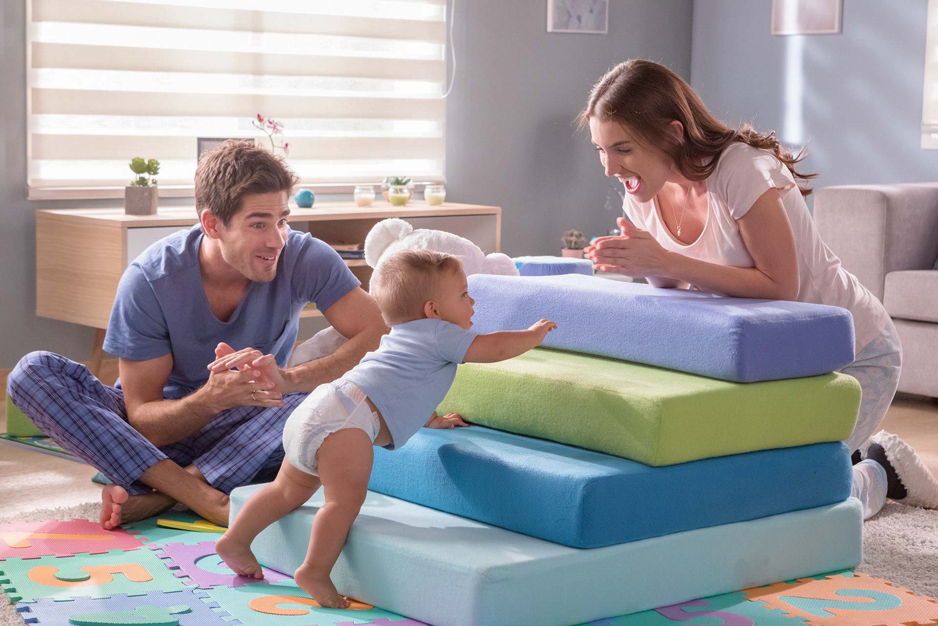 Bebé aprendiendo a subir escaleras con sus papás