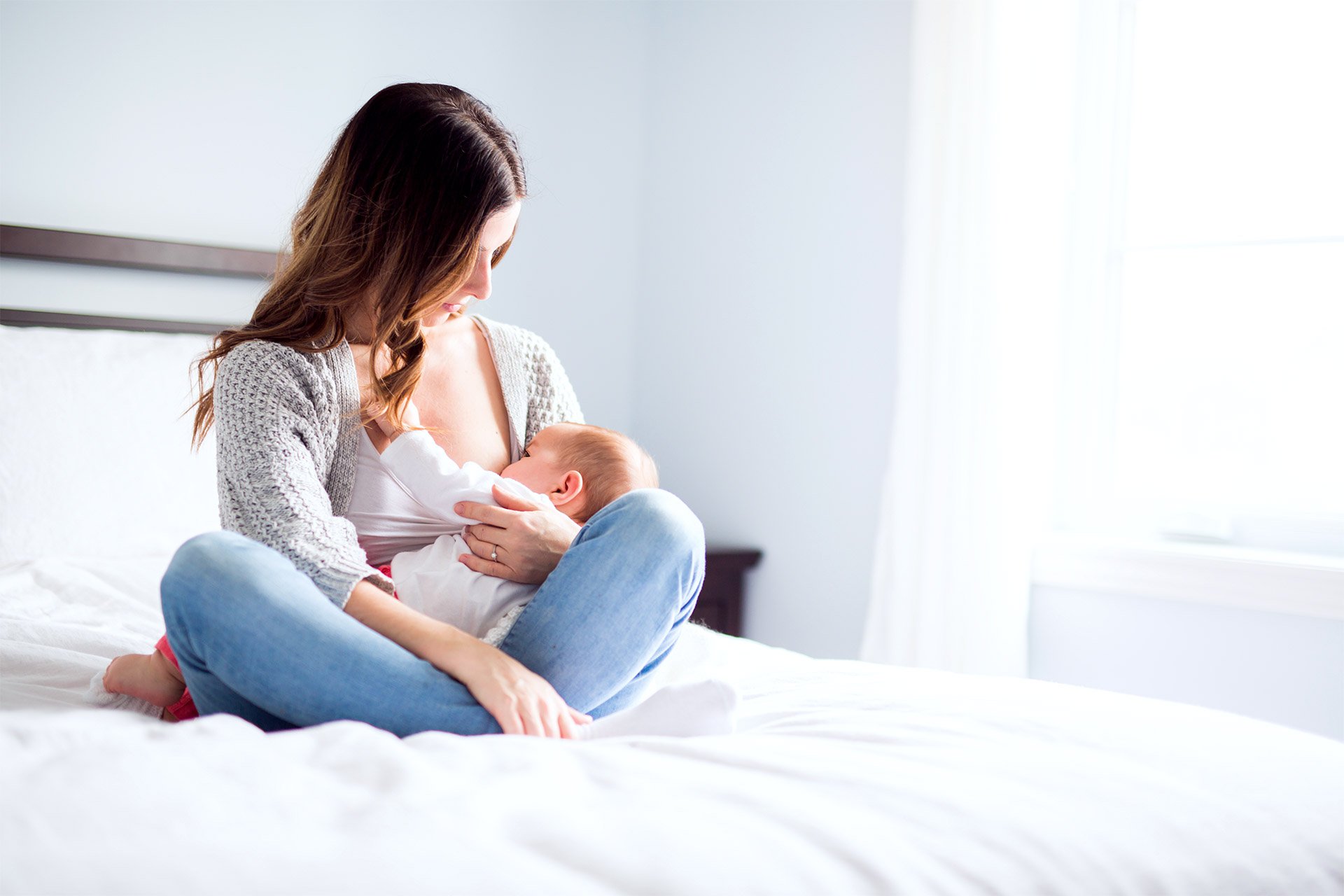 Mamá amamantando a su bebé