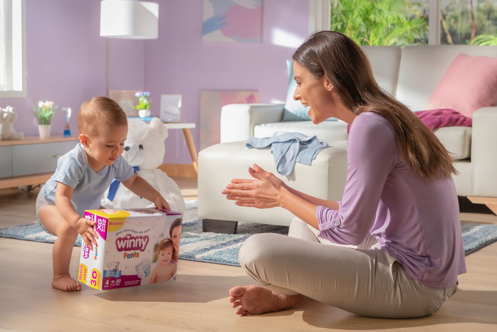 Bebé reconociendo un objeto con su mamá