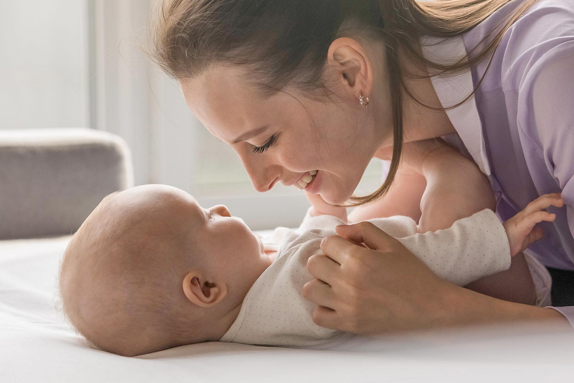 Mamá sonriéndole a su bebé
