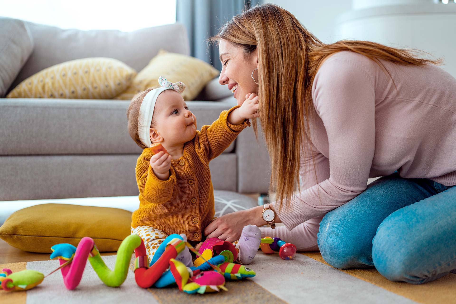 Bebé jugando con su mamá