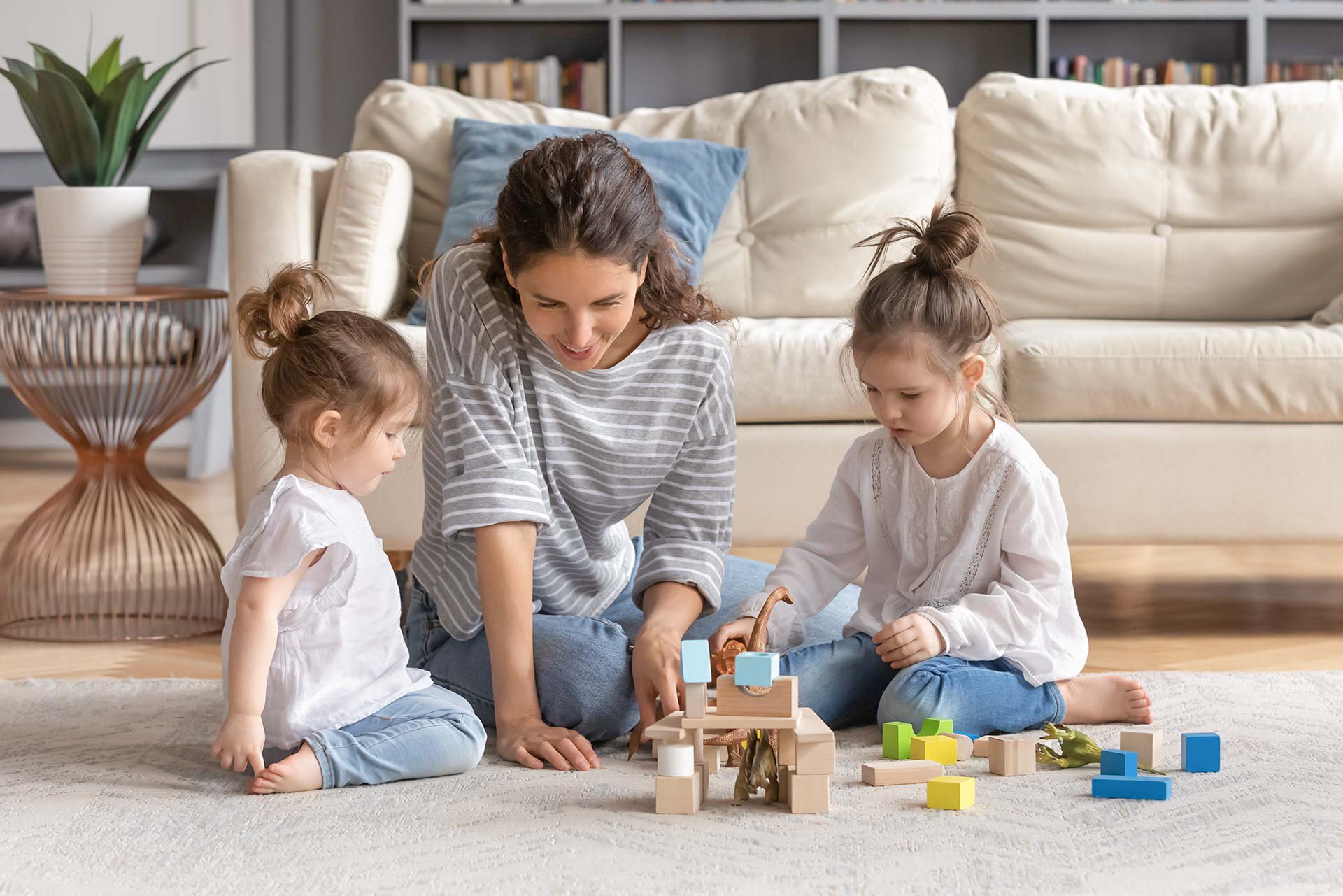 Dos hermanas jugando con su mamá