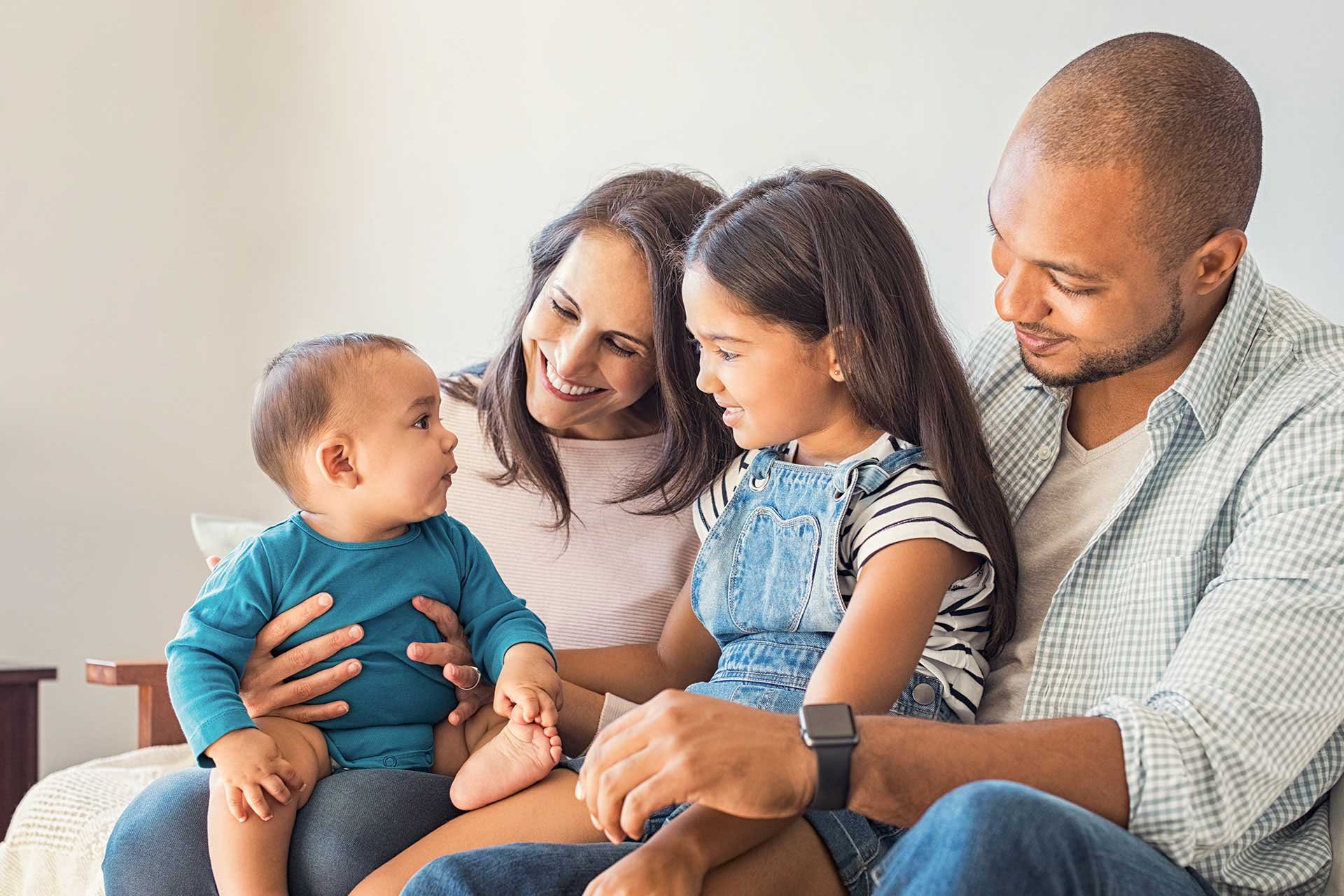 Familia reunida con un bebé