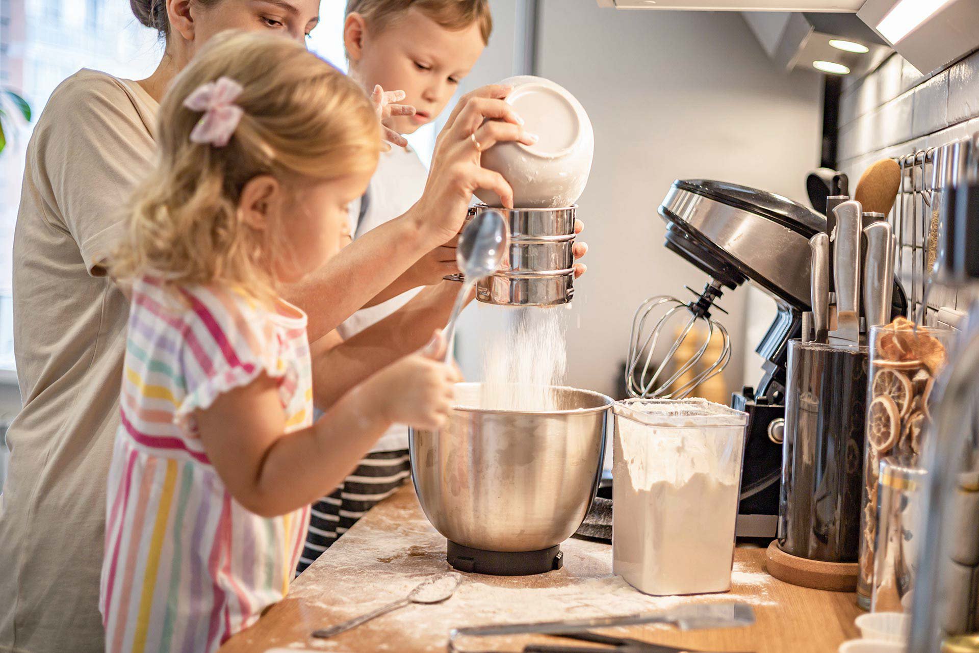Niños aprendiendo a cocinar con su mamá