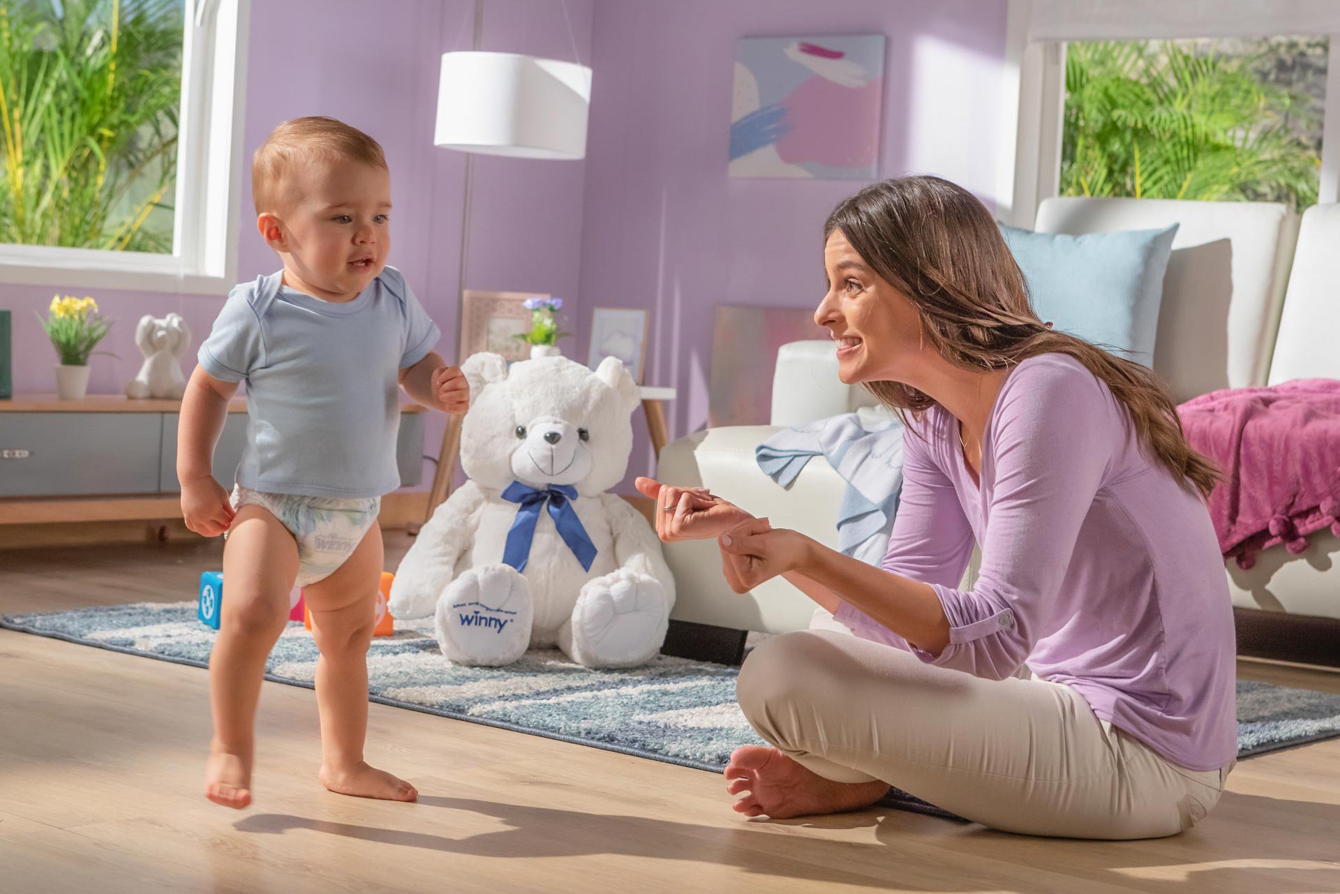 Bebé aprendiendo a caminar con su mamá