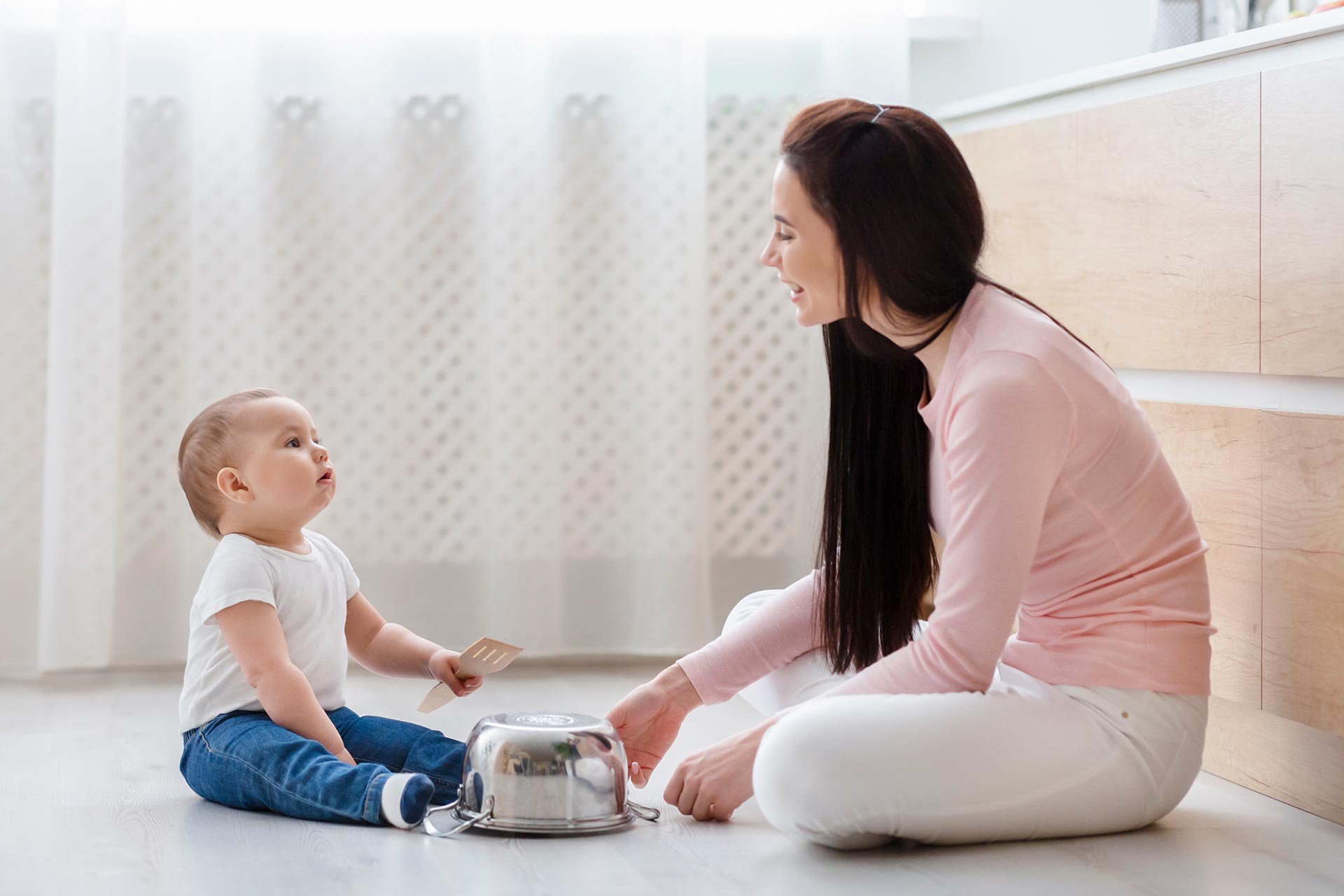 Bebé tocando instrumentos musicales con su mamá