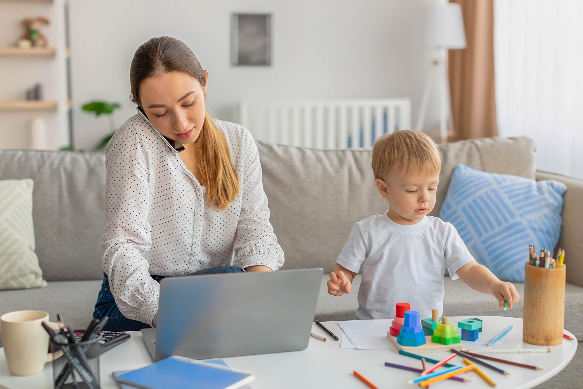 Bebé acompañando a su mamá a trabajar
