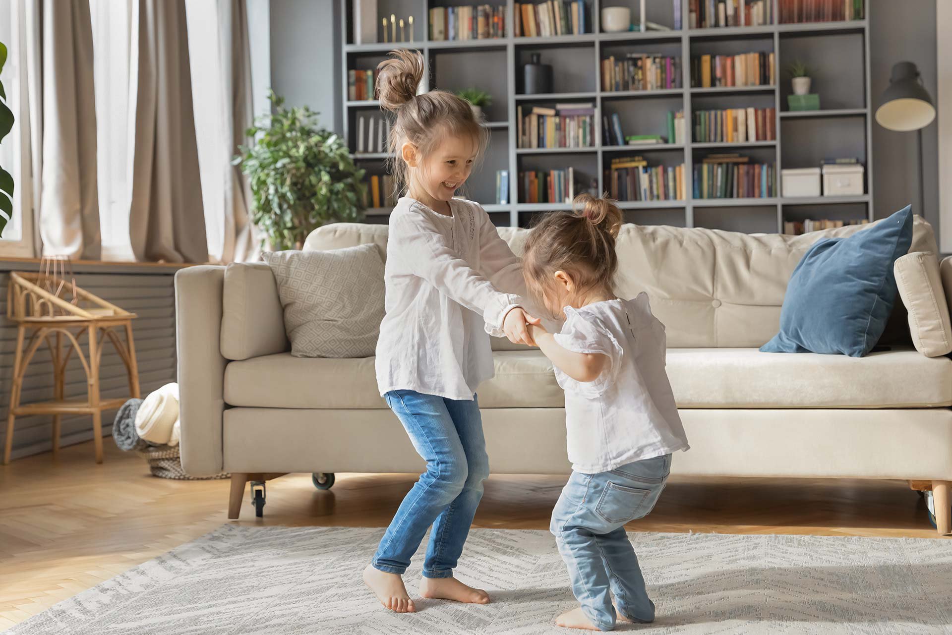 Niñas bailando en la sala
