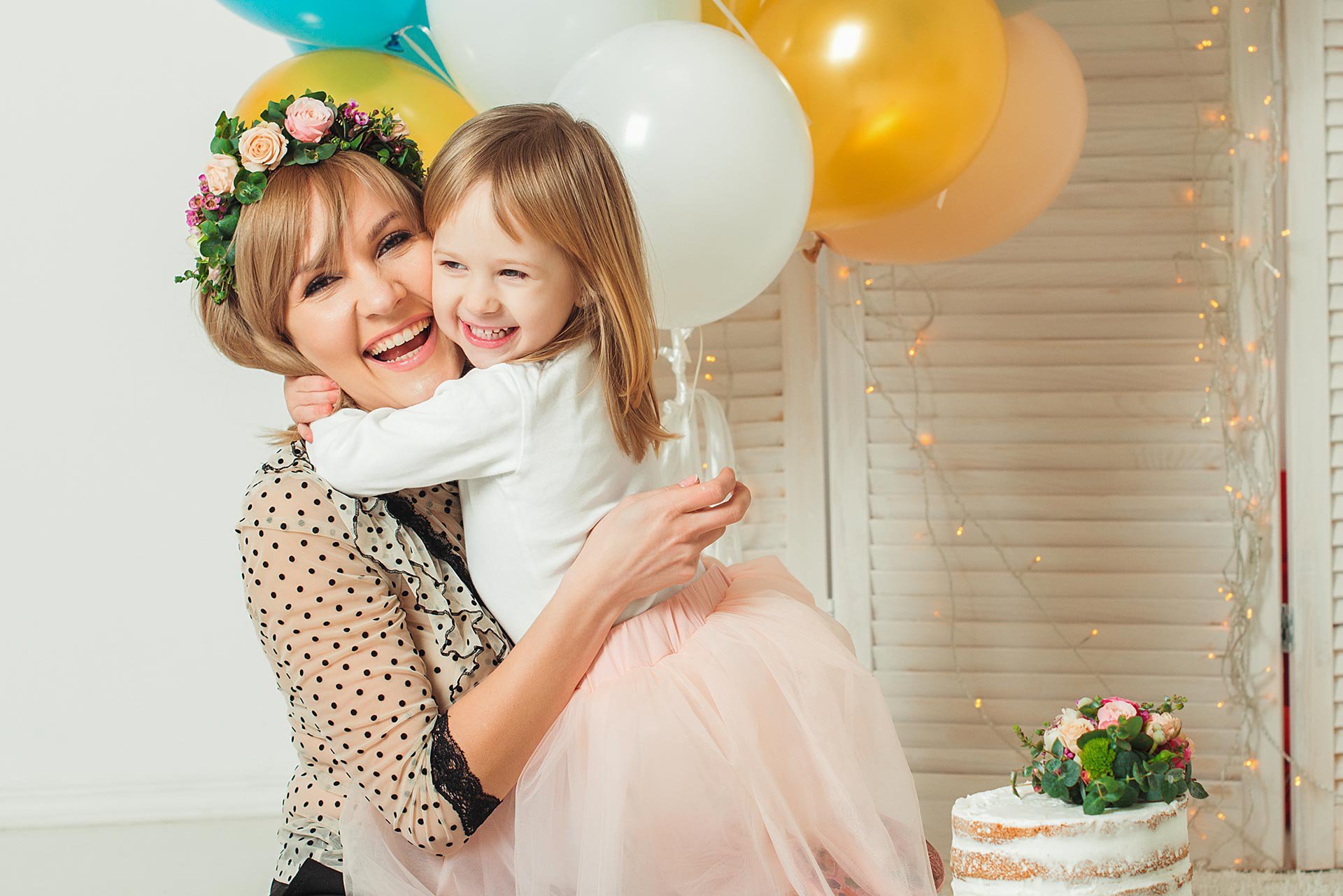 Mamá abrazando a su hija en su cumpleaños