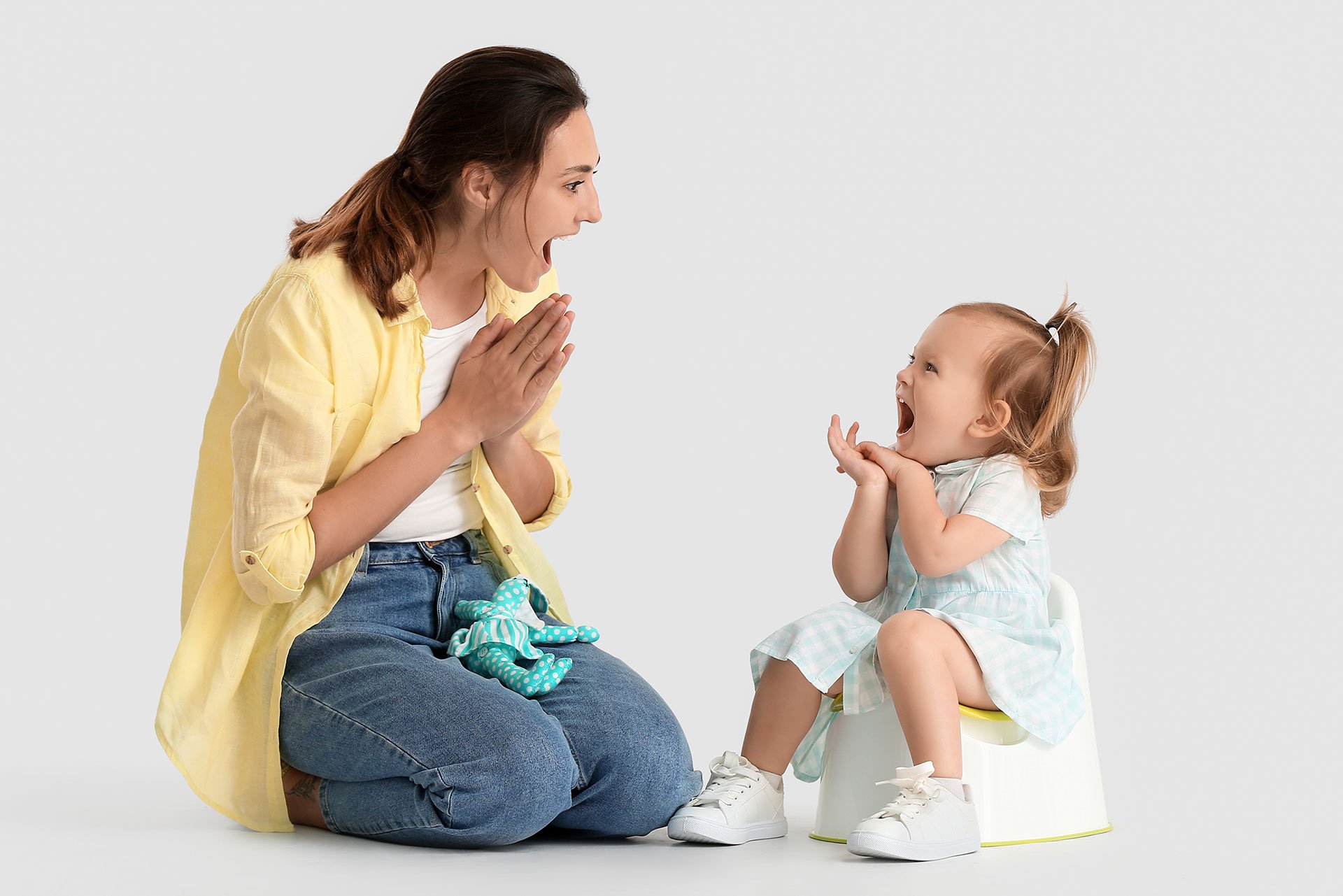 Bebé aprendiendo a ir al baño con su mamá