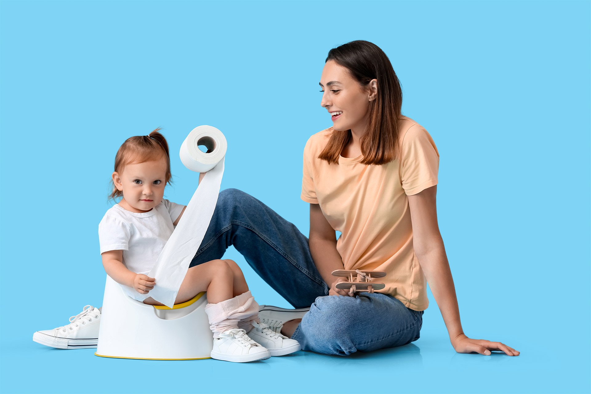 Bebé aprendiendo a ir al baño con su mamá