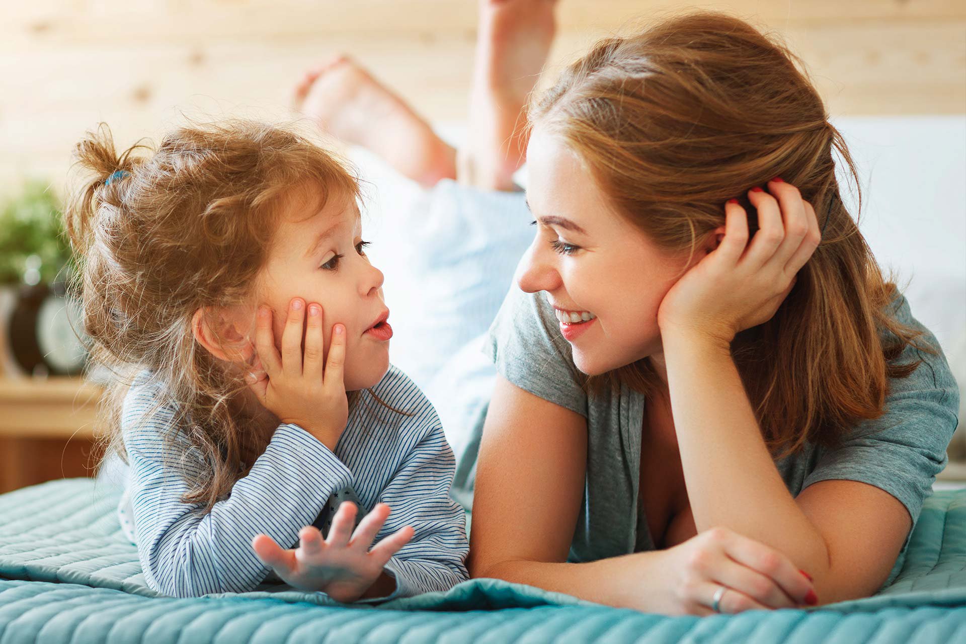 Mamá mirando a su hija y sonriendo