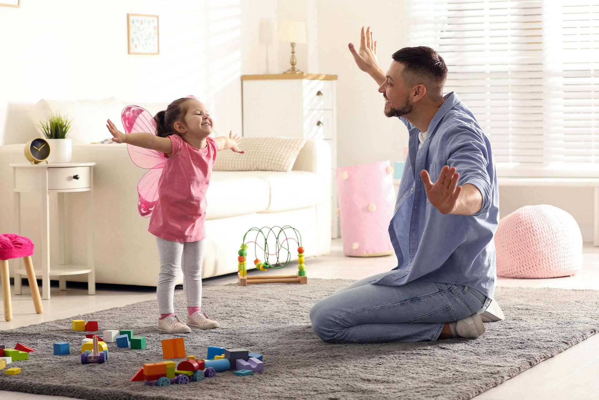 Papá jugando con su hija