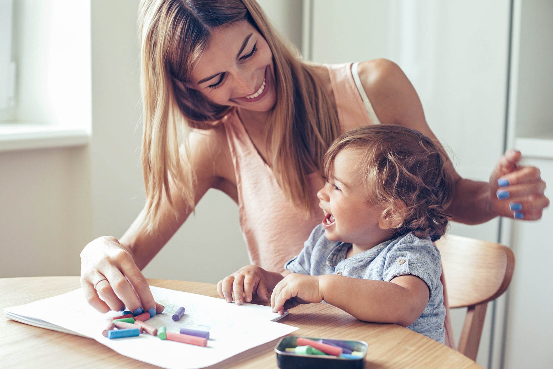 Bebé dibujando con su mamá