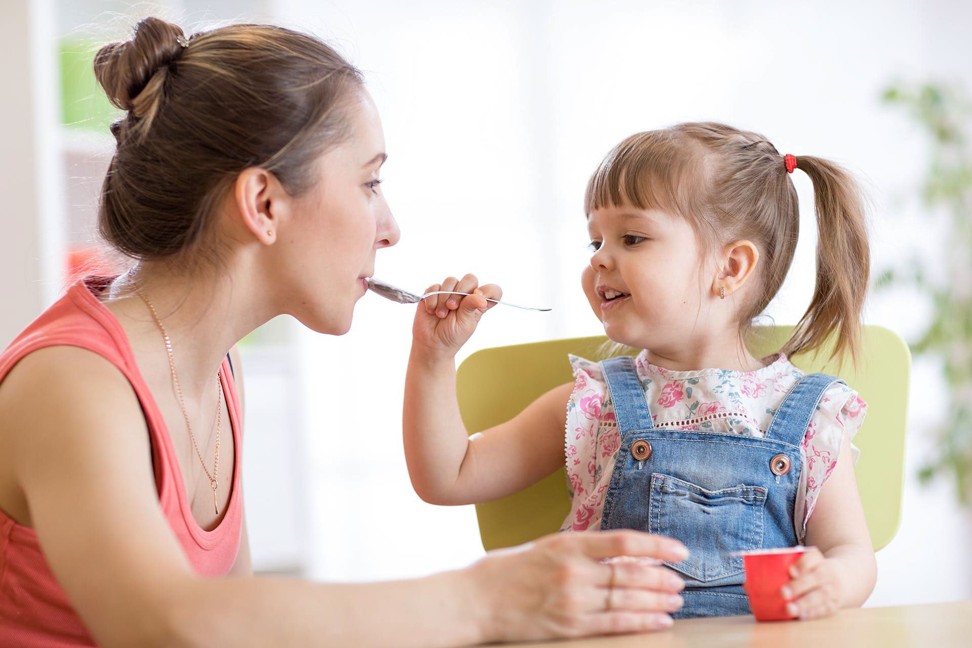 Niña dándole de comer a su mamá