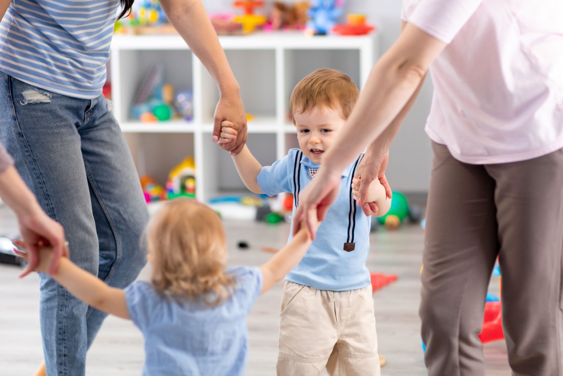 Niños pequeños jugando con sus padres