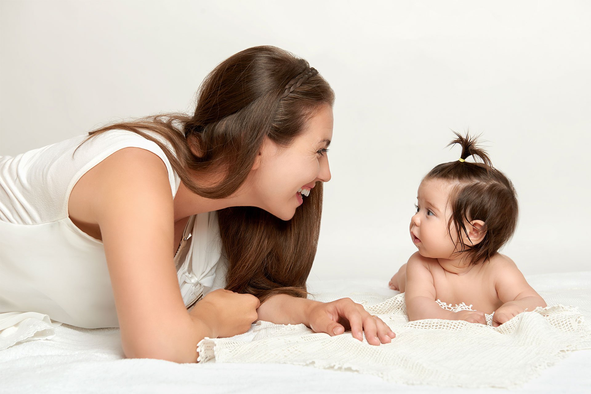 Mamá sonriendo junto a su bebé