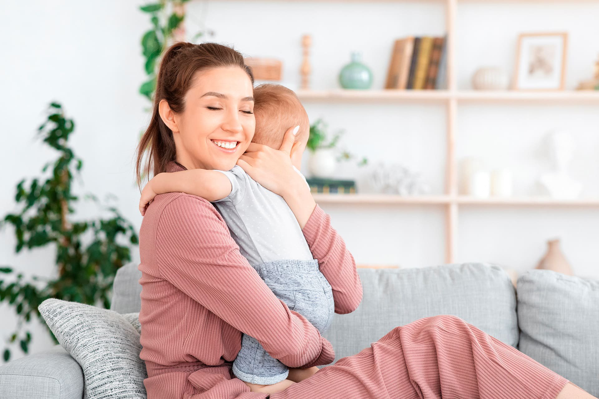 Mamá sonriendo cargando a su bebé