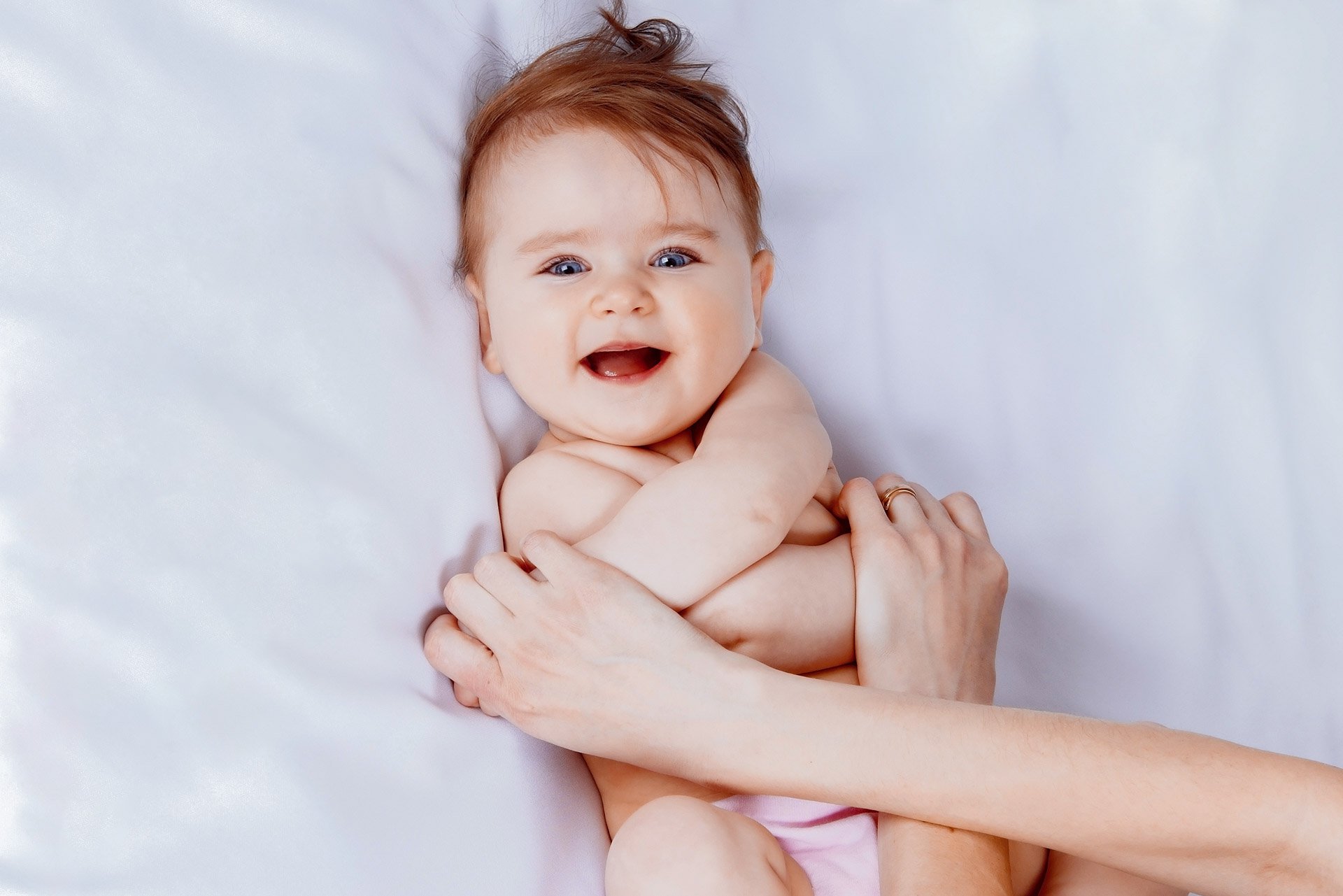 Bebé jugando con su mamá