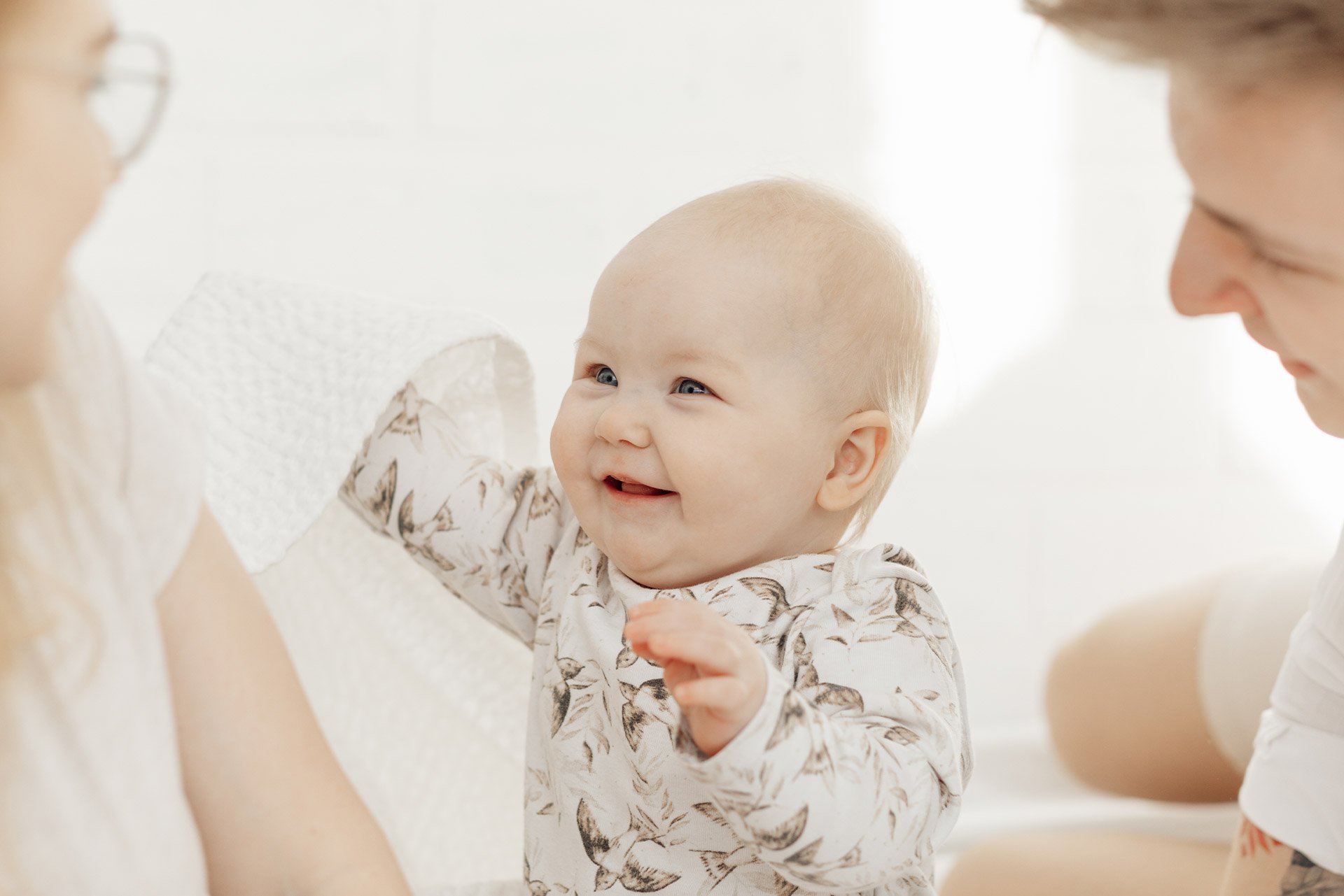 Bebé sonriendo junto a sus papás