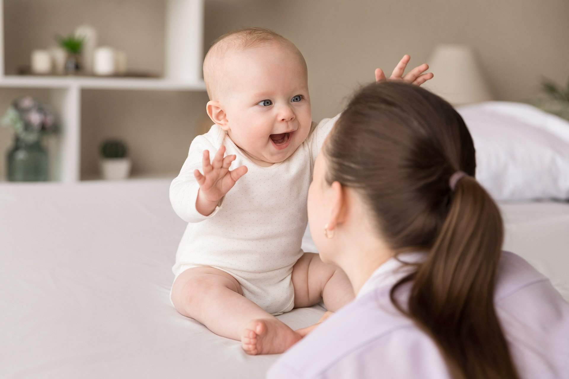 Bebé sonriéndole a su mamá