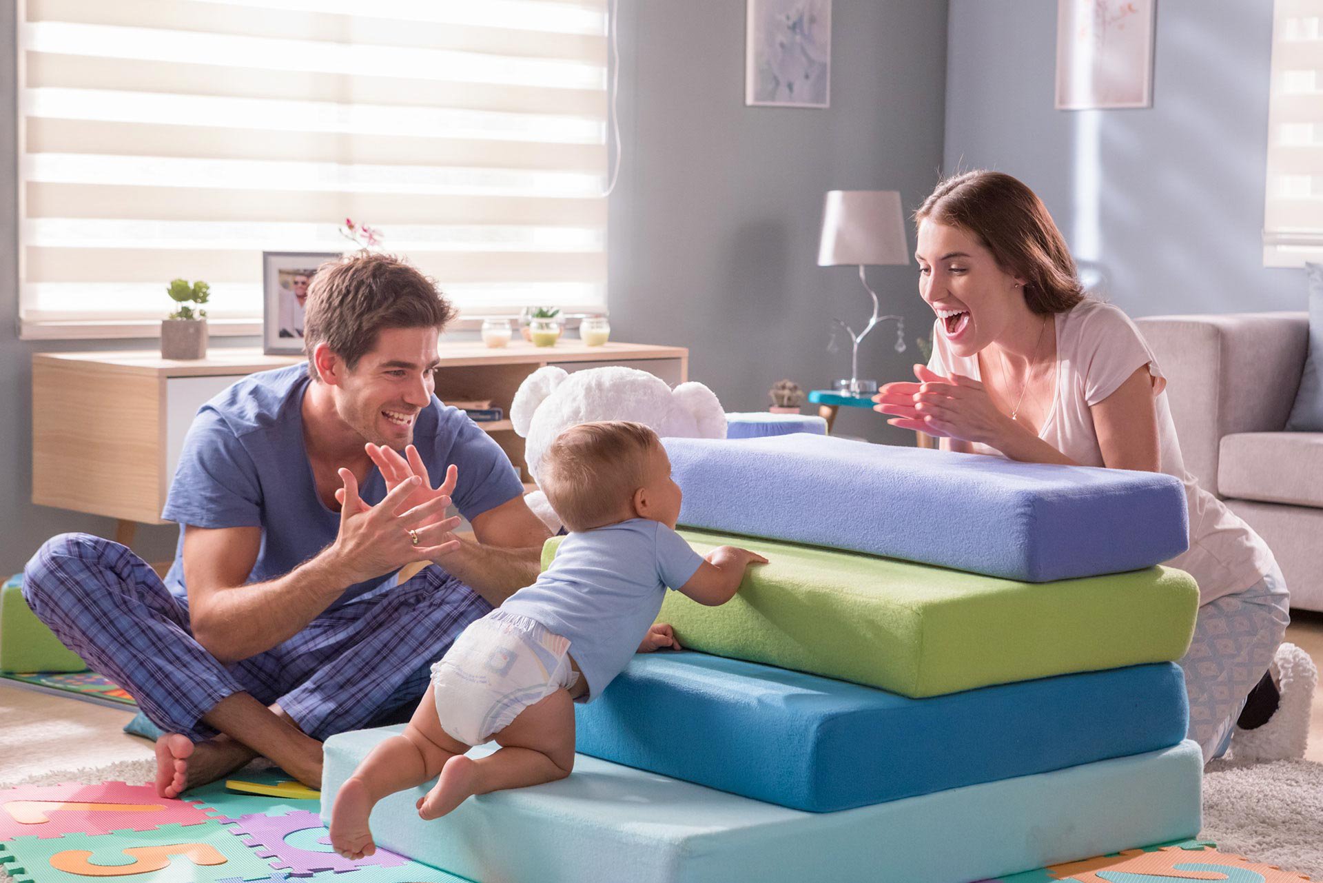 Bebé aprendiendo a subir escaleras con sus papás