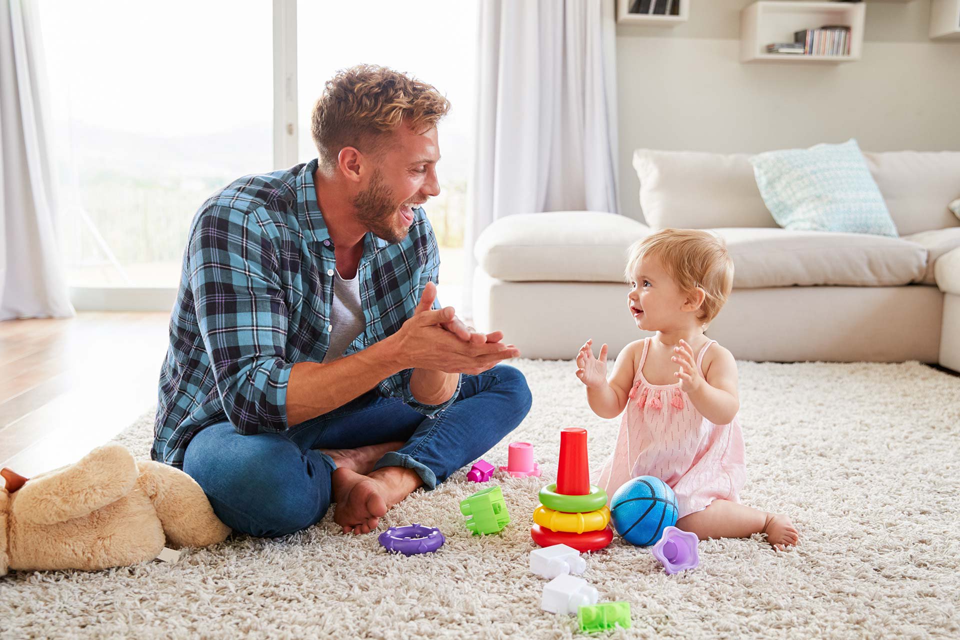 Papá jugando con su bebé