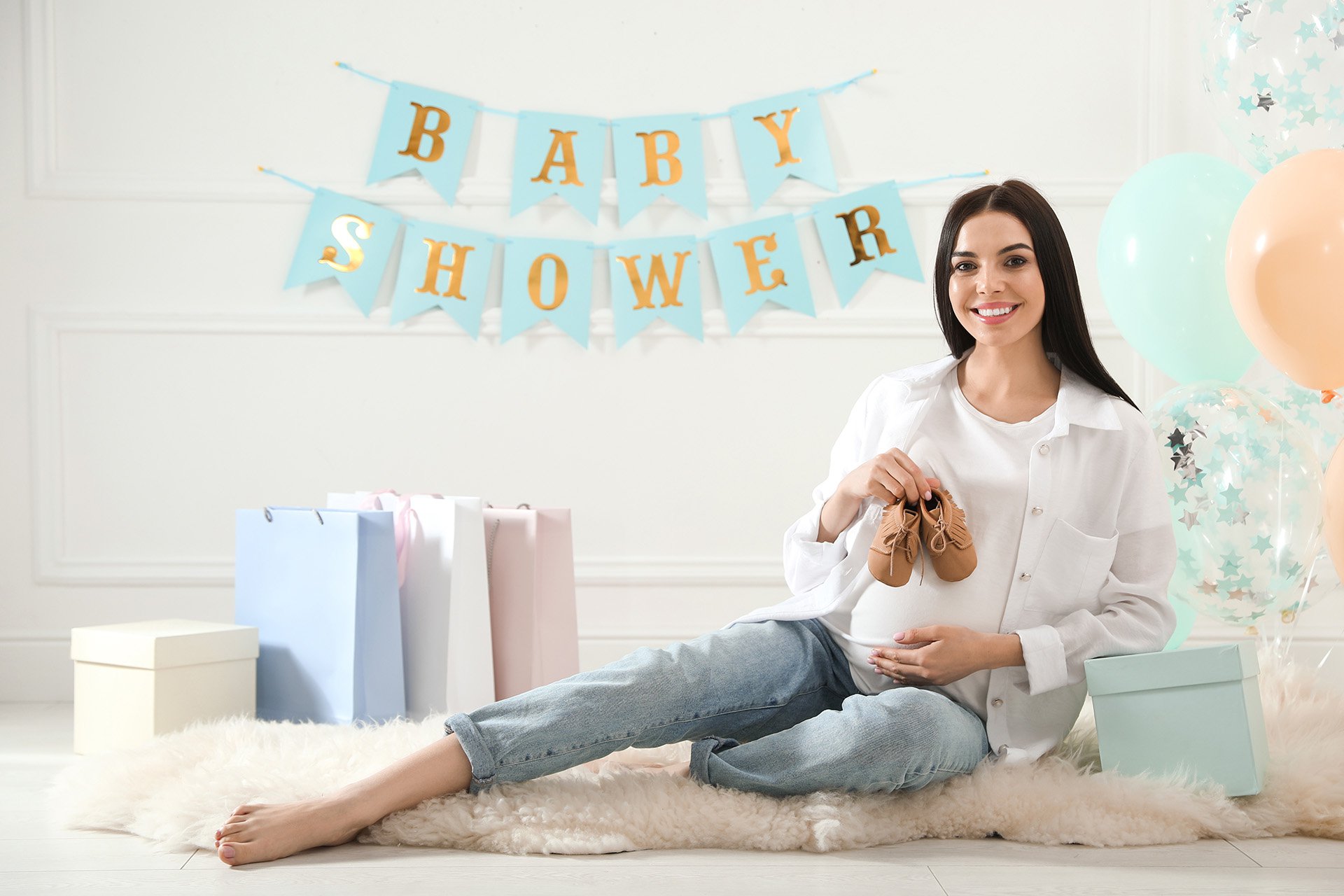 Mamá con regalos de baby shower