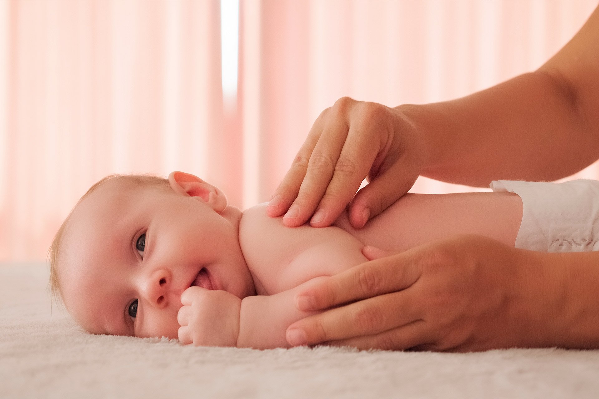 Mamá dándole un masaje a su bebé