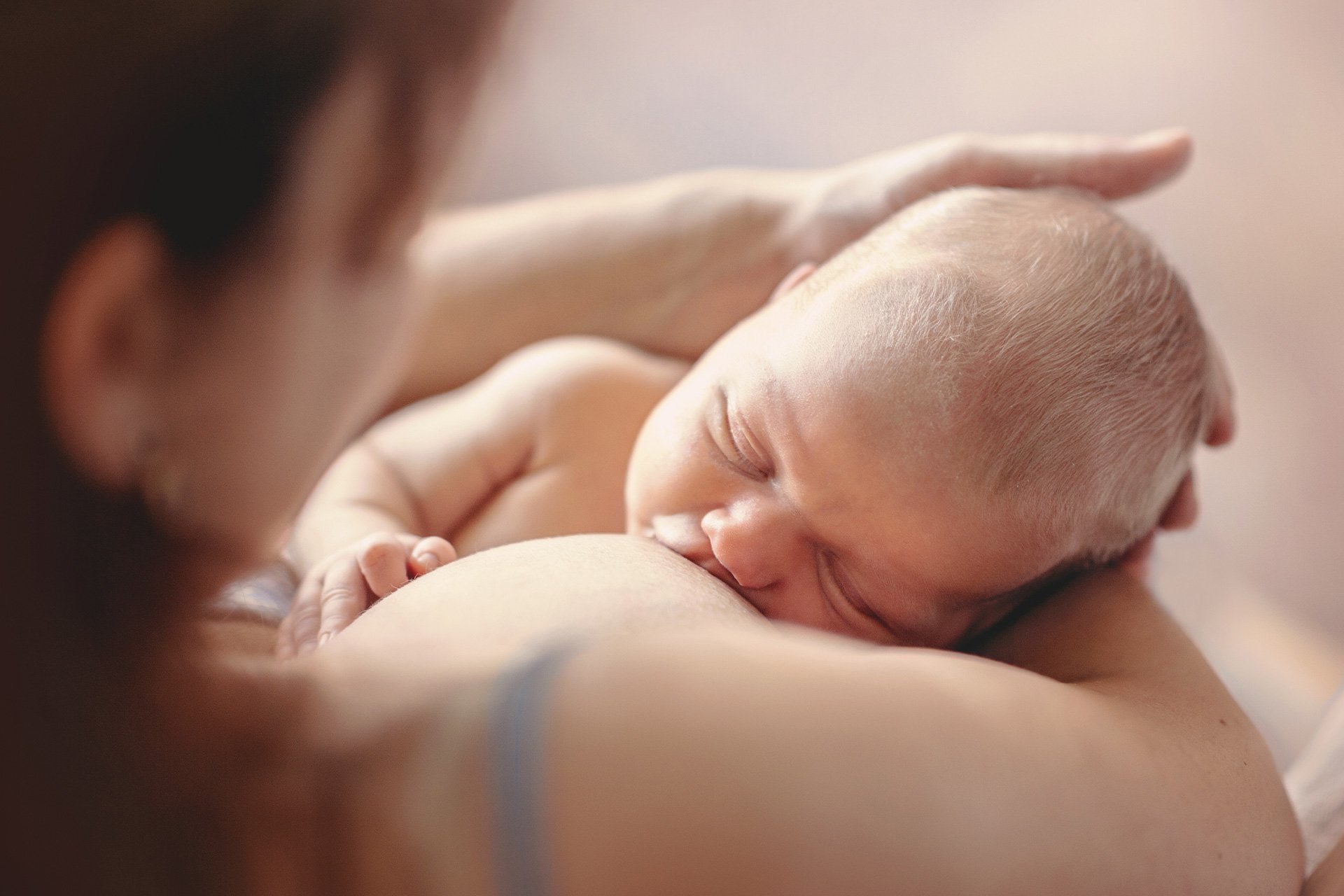 Mamá amamantando a su bebé