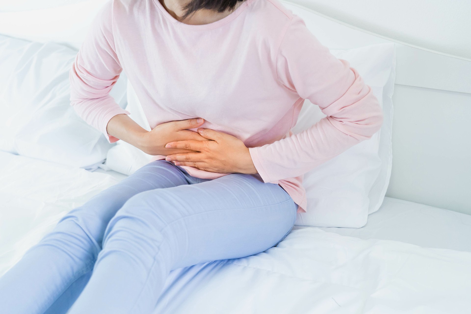 Mujer con dolor abdominal