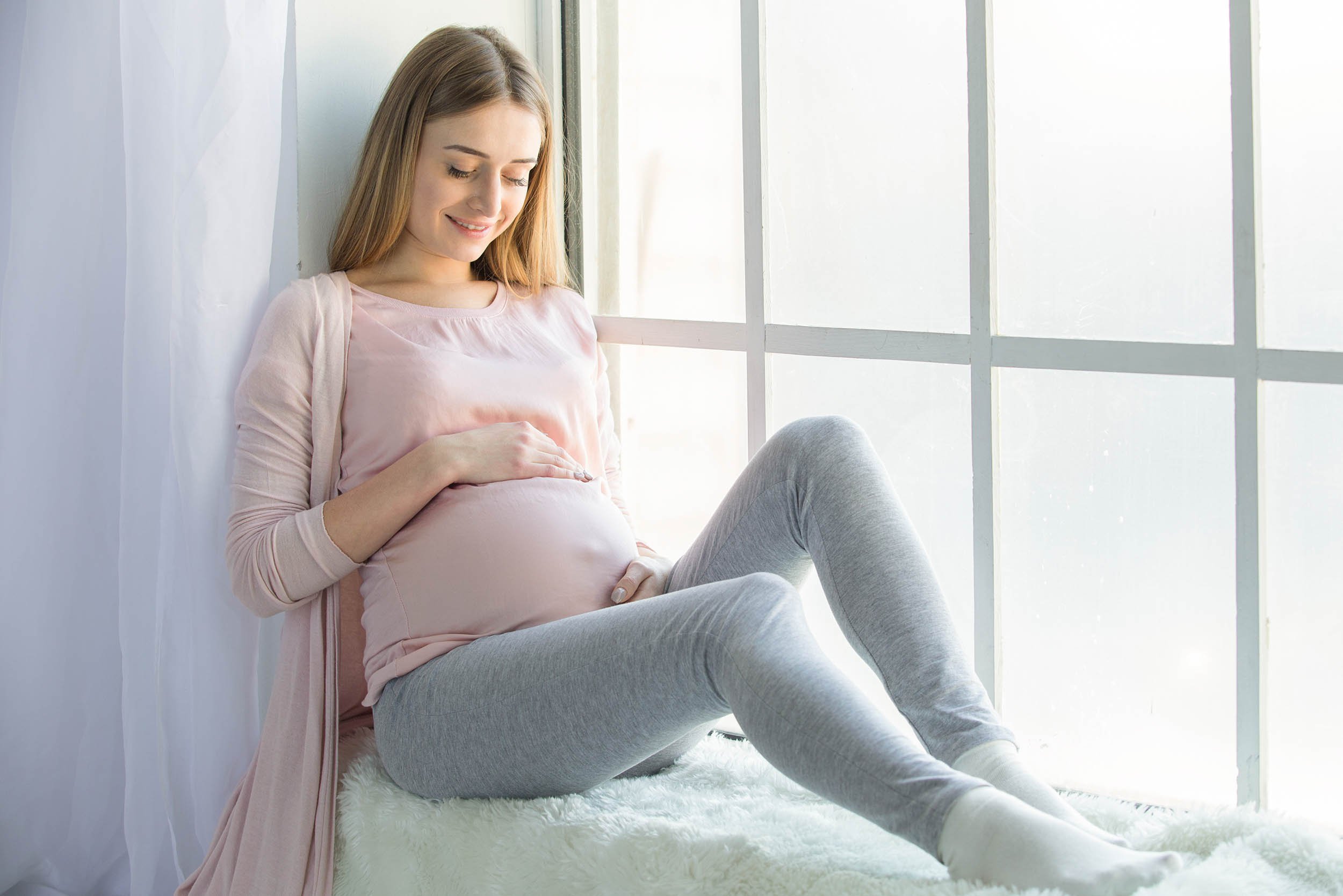 Embarazada acariciando su barriga