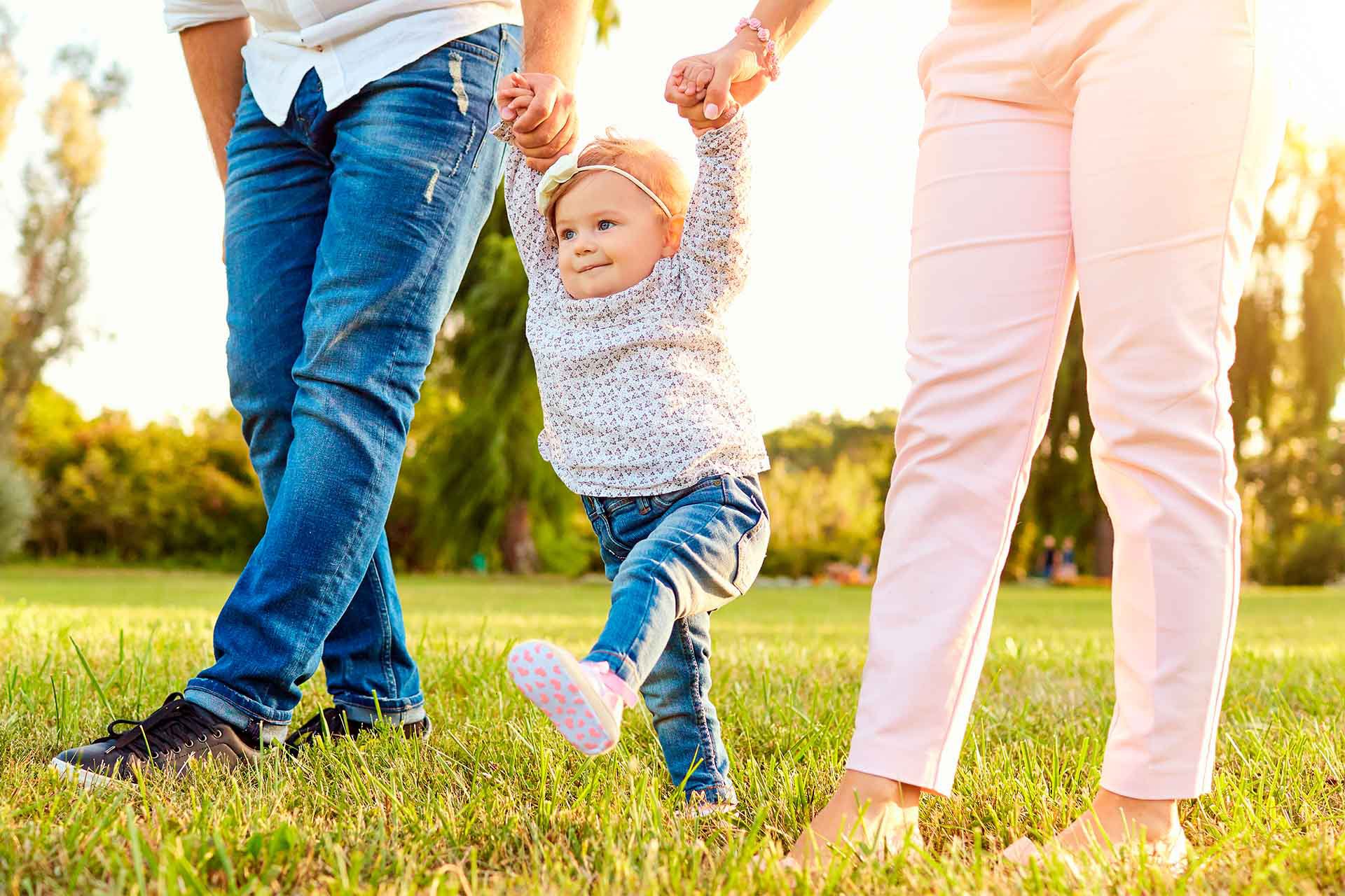 Bebé caminando con sus papás