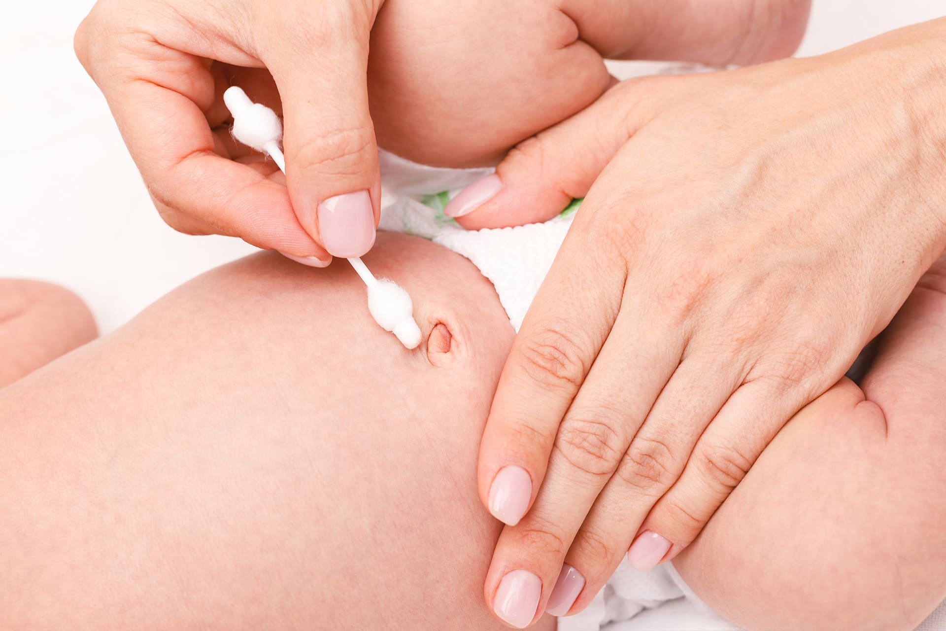 Mamá limpiando el ombligo de su bebé