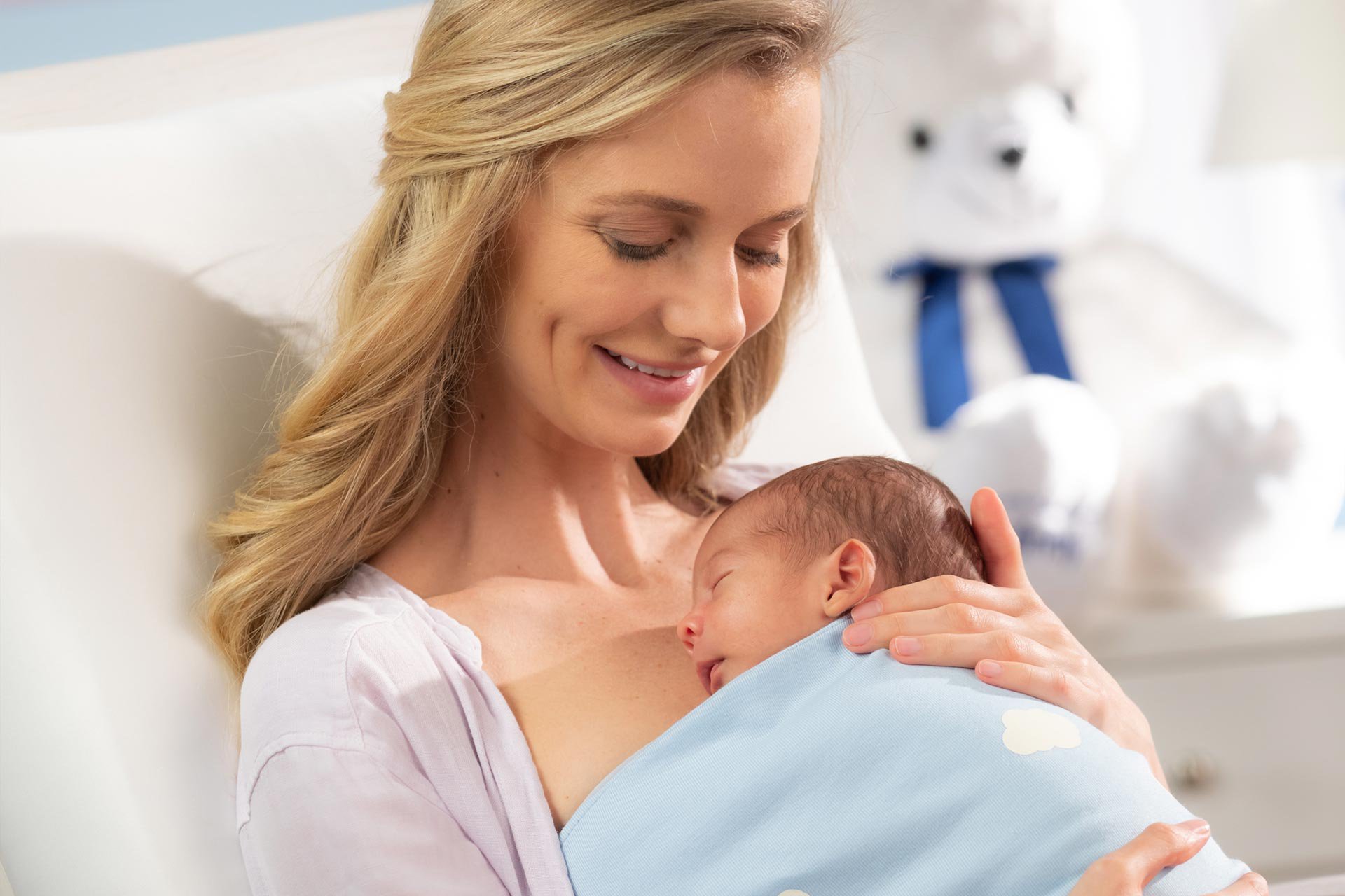 Mamá cargando a su bebé en su pecho