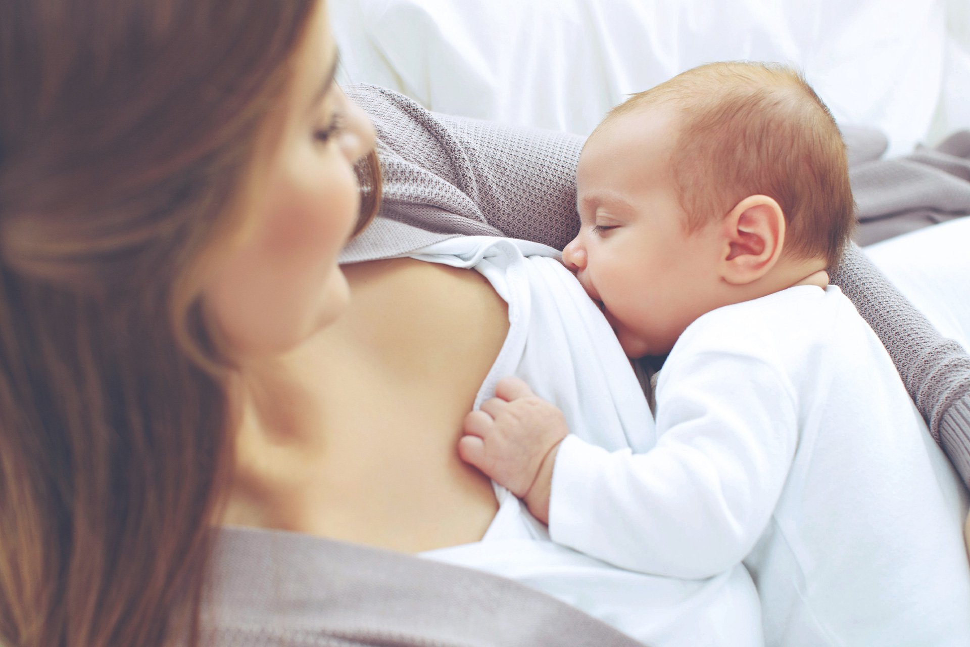 Mamá amamantando a su bebé