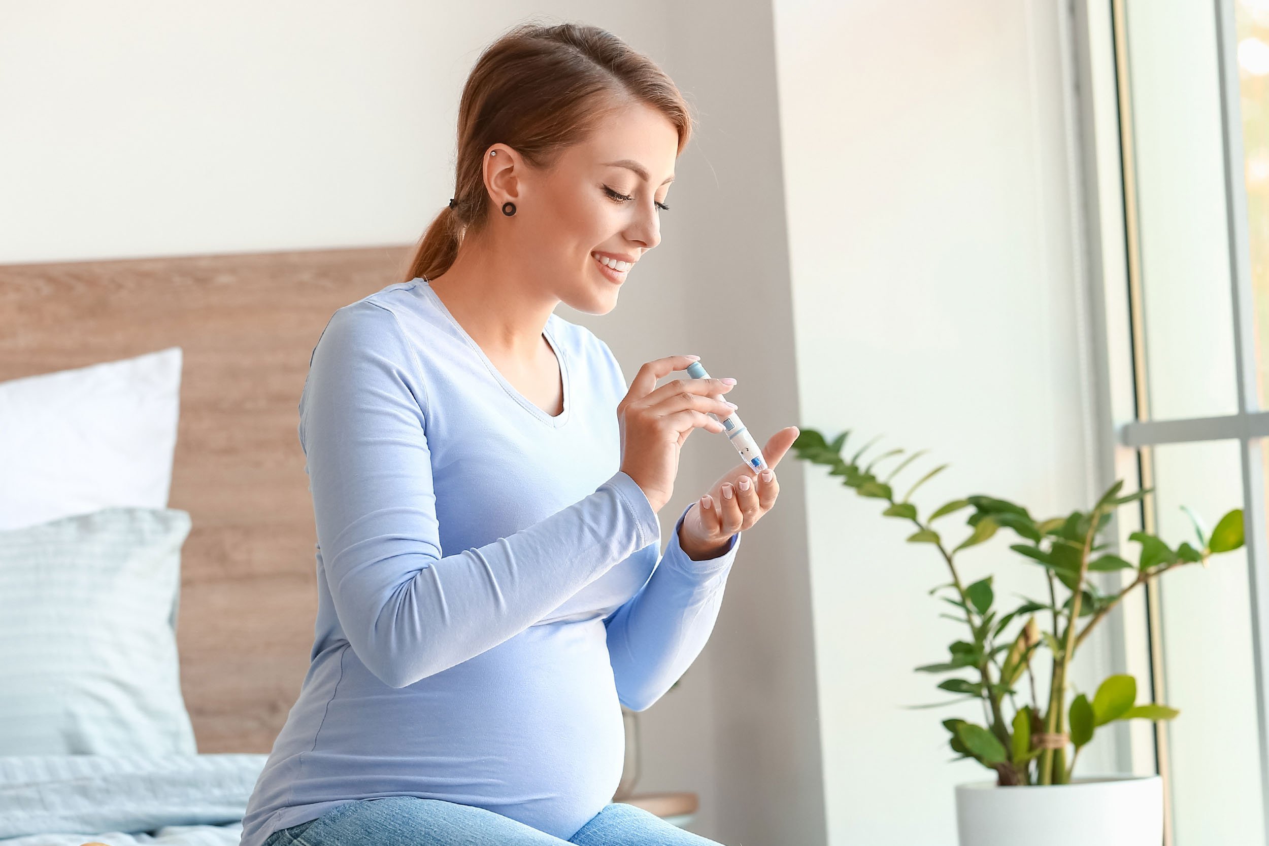 Embarazada tomando una prueba de diabetes