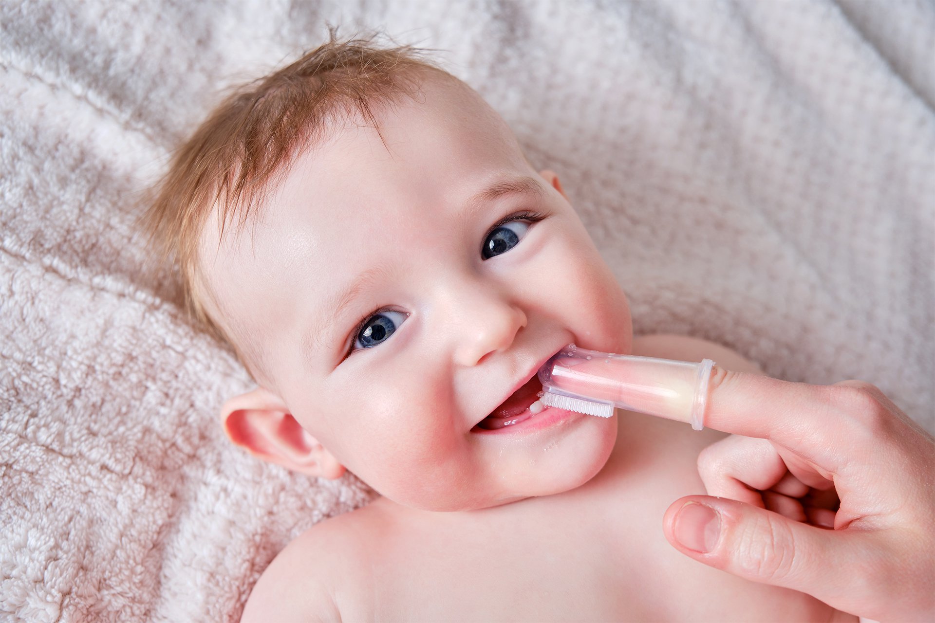 Bebé con sus primeros dientes
