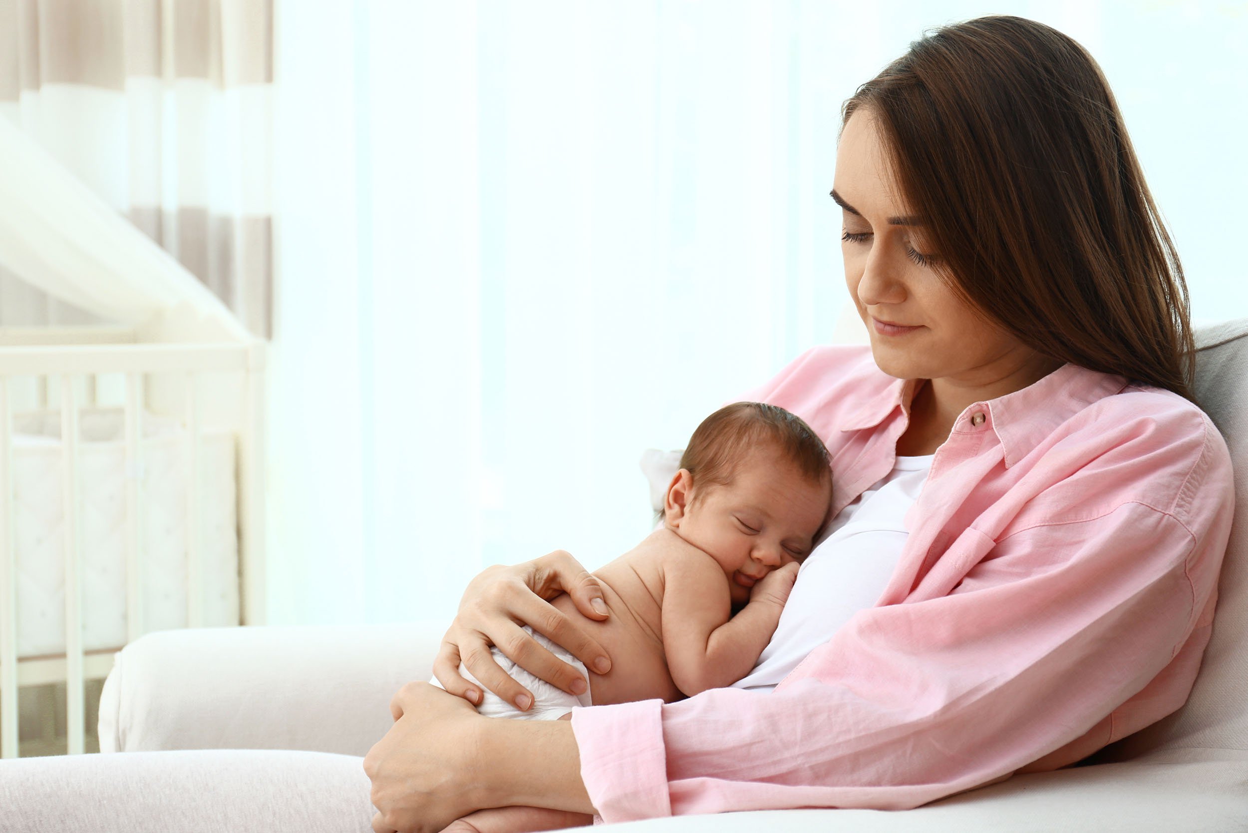Mamá durmiendo a su bebé recién nacido