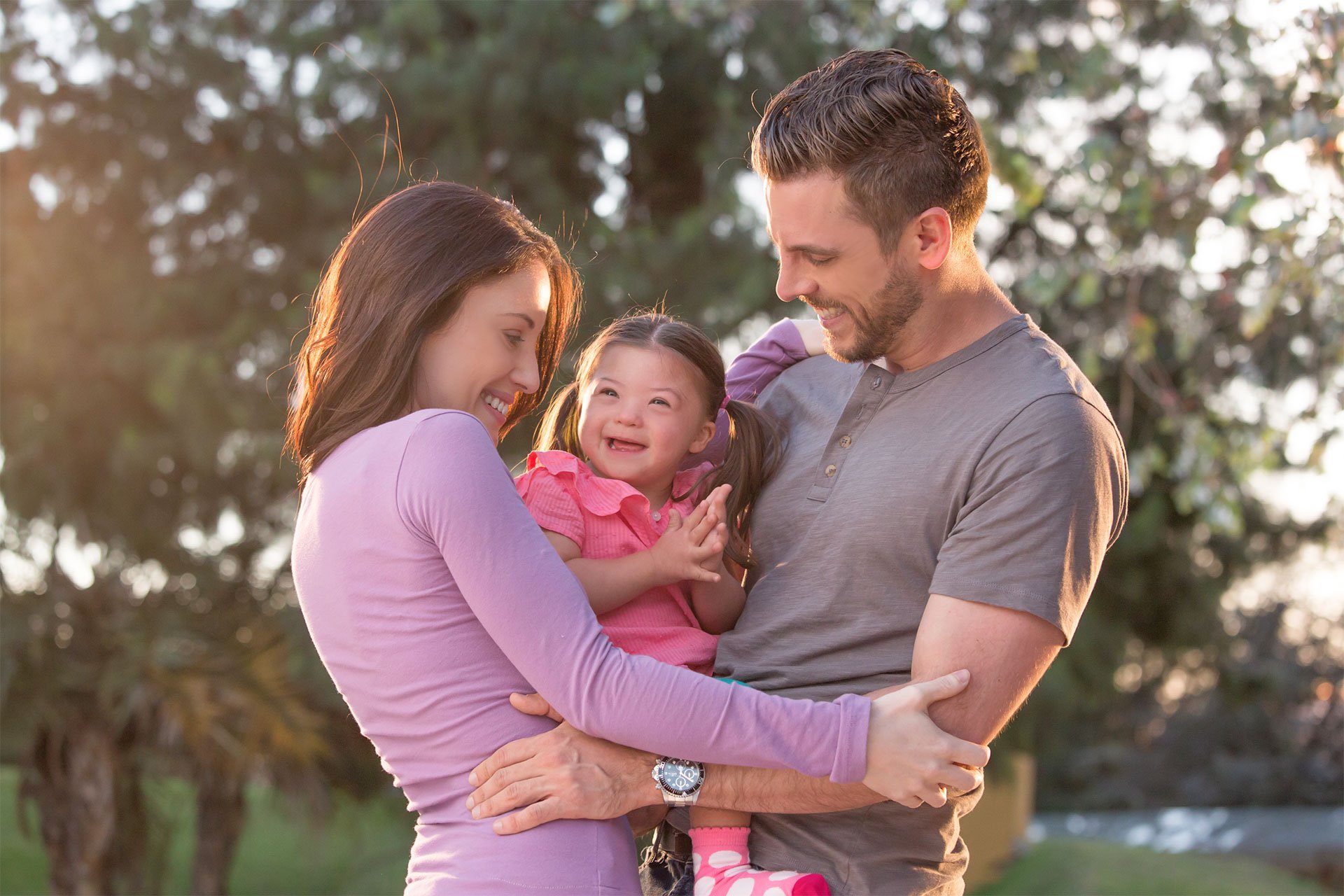 Familia y su bebé con síndrome down