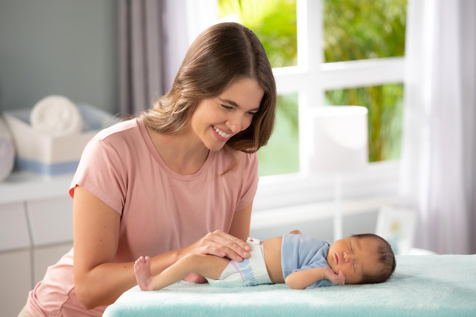 Mamá cambiando el pañal de su bebé