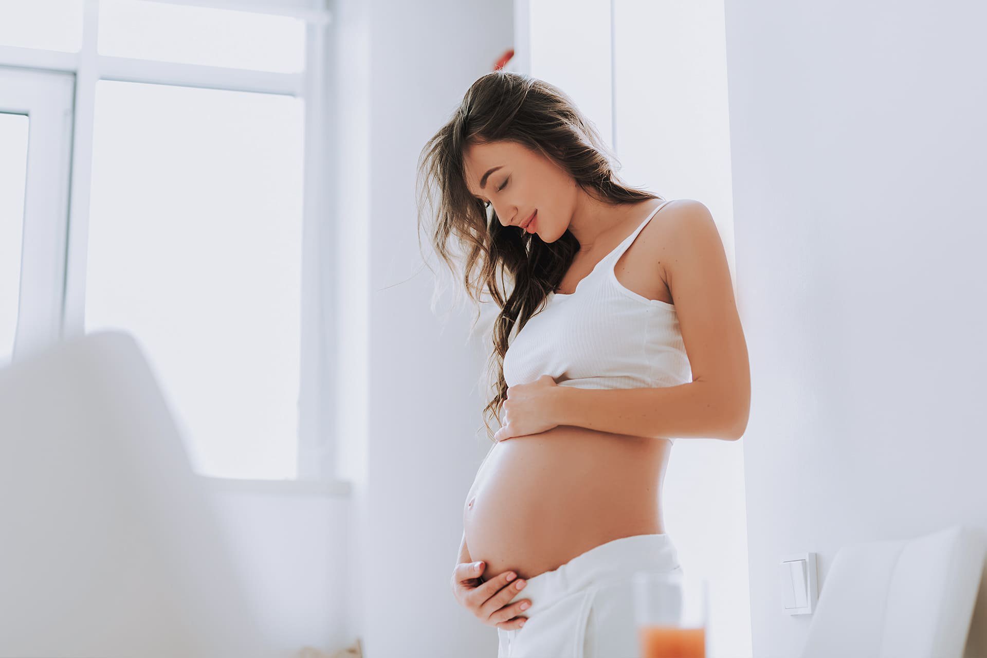 Embarazada acariciando su barriga