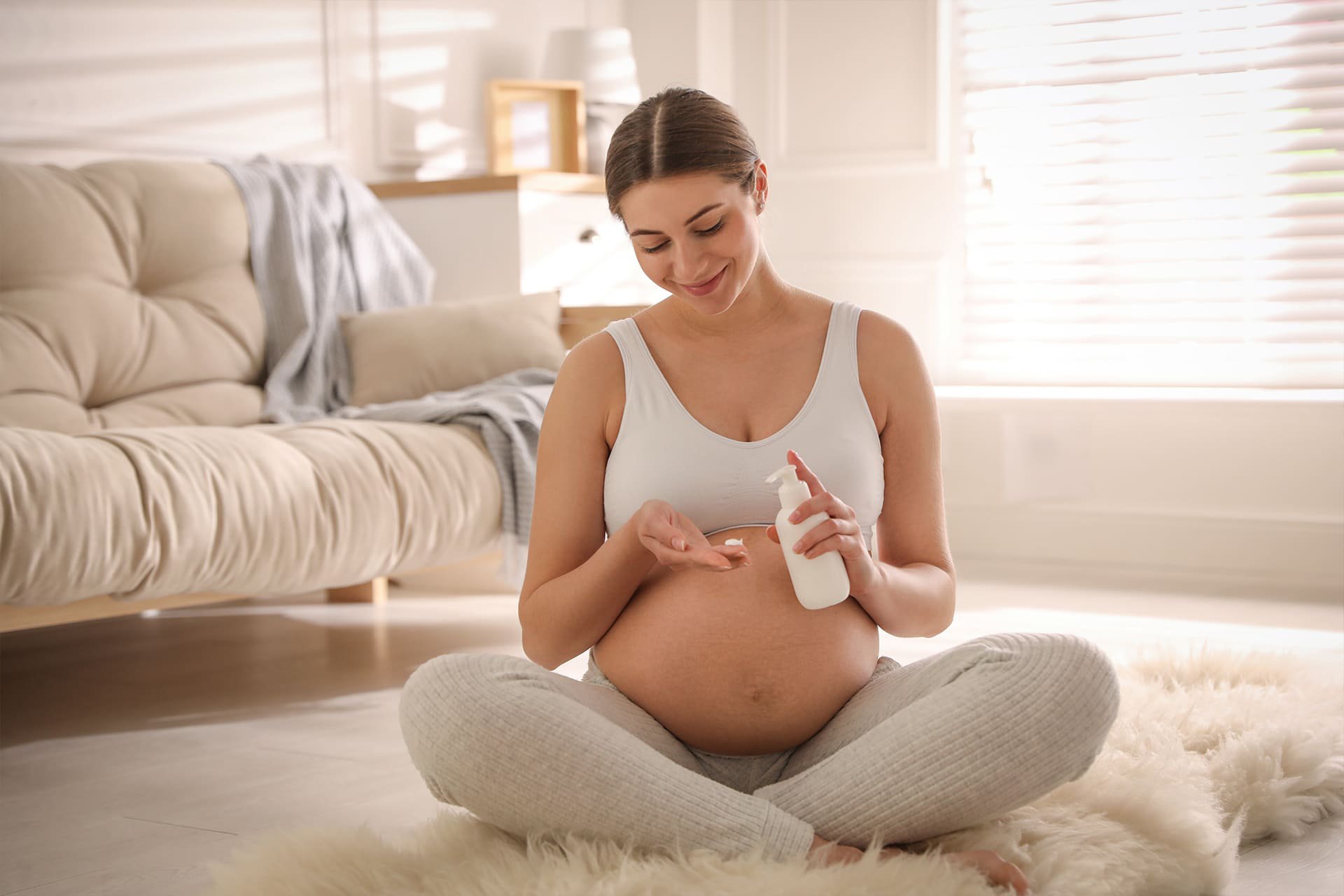 Embarazada cuidando la piel de su barriga