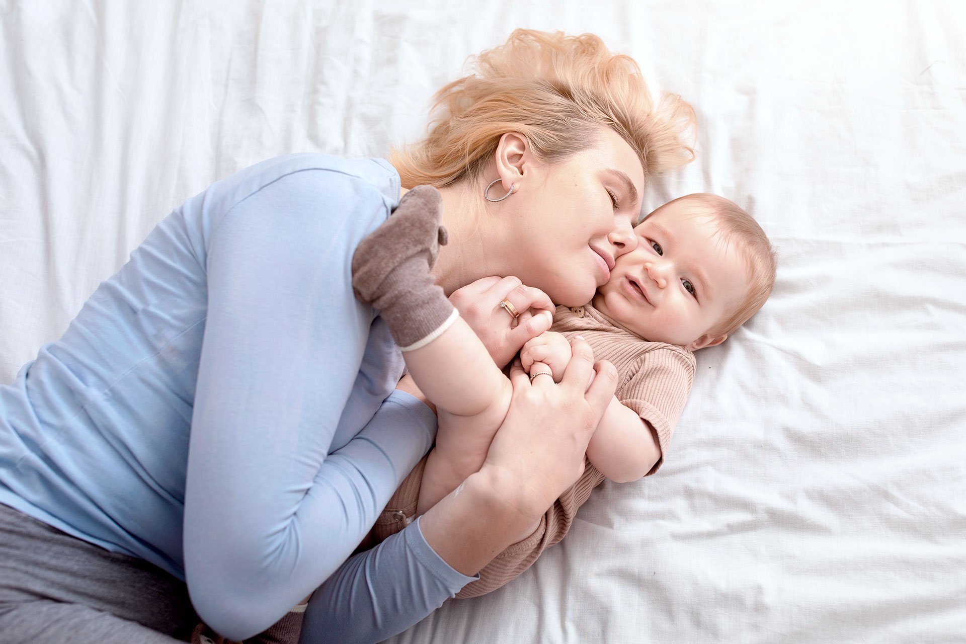 Mamá besando a su bebé en la mejilla