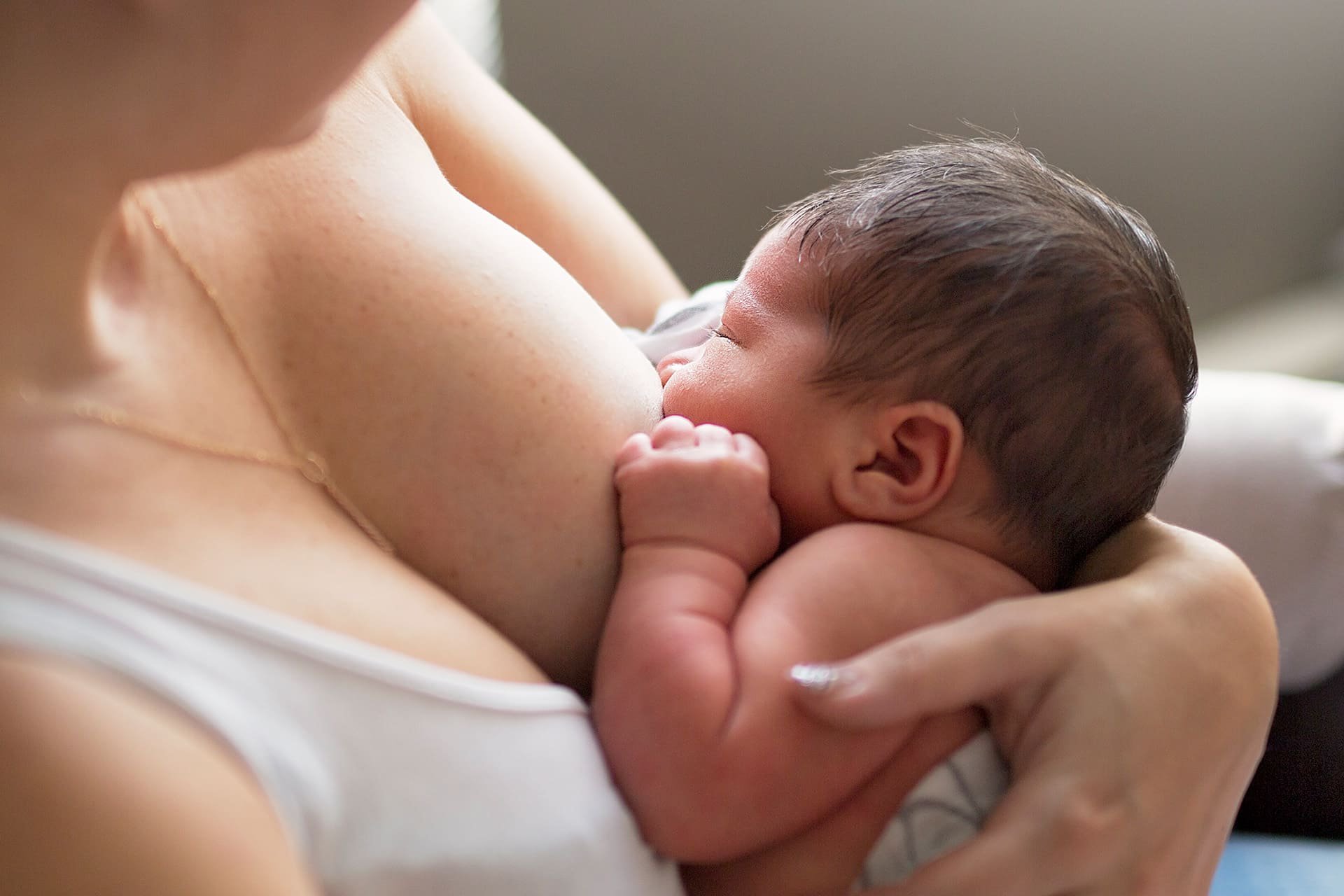 Mamá amamantando a su bebé