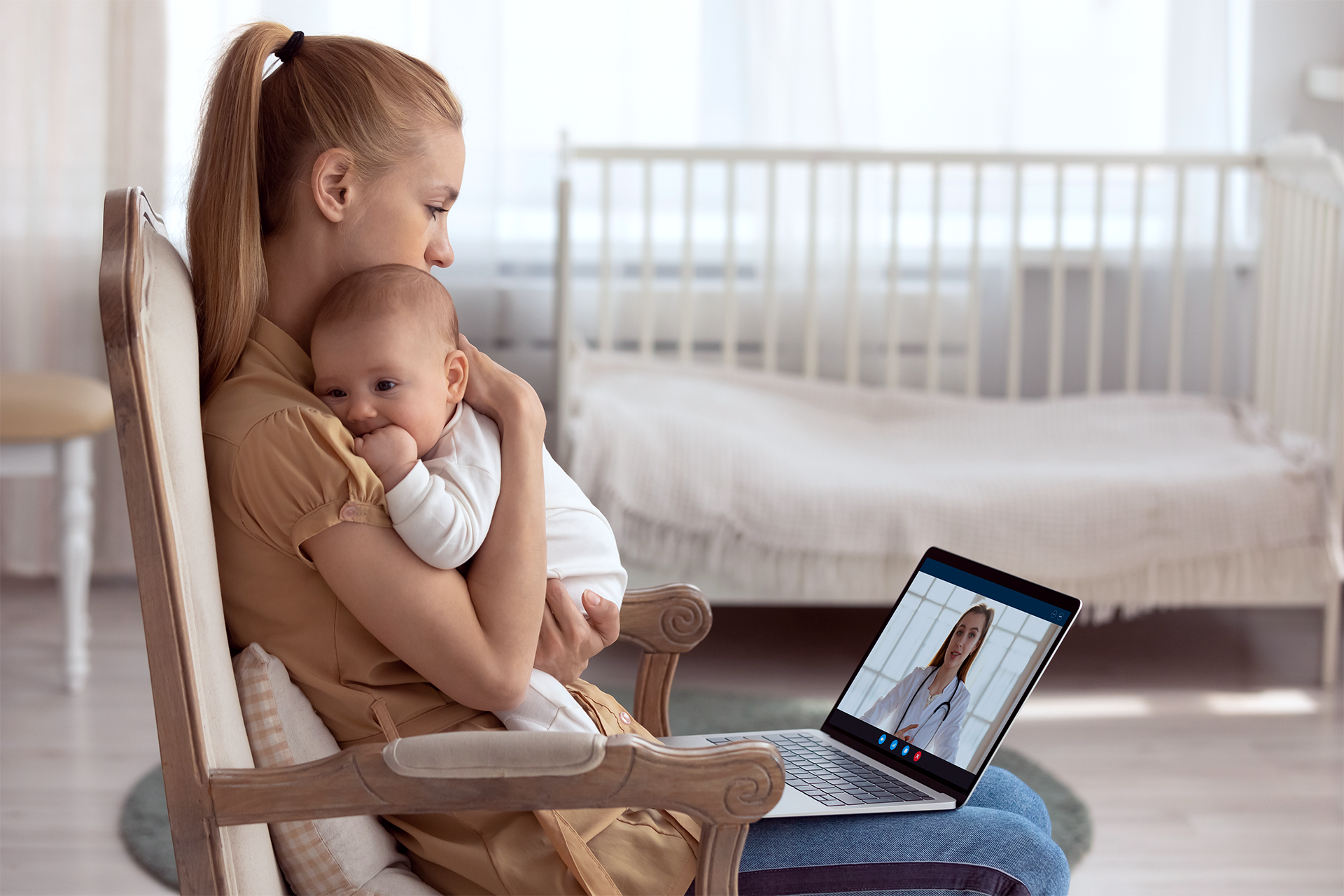 Mamá viendo un video con su bebé en brazos