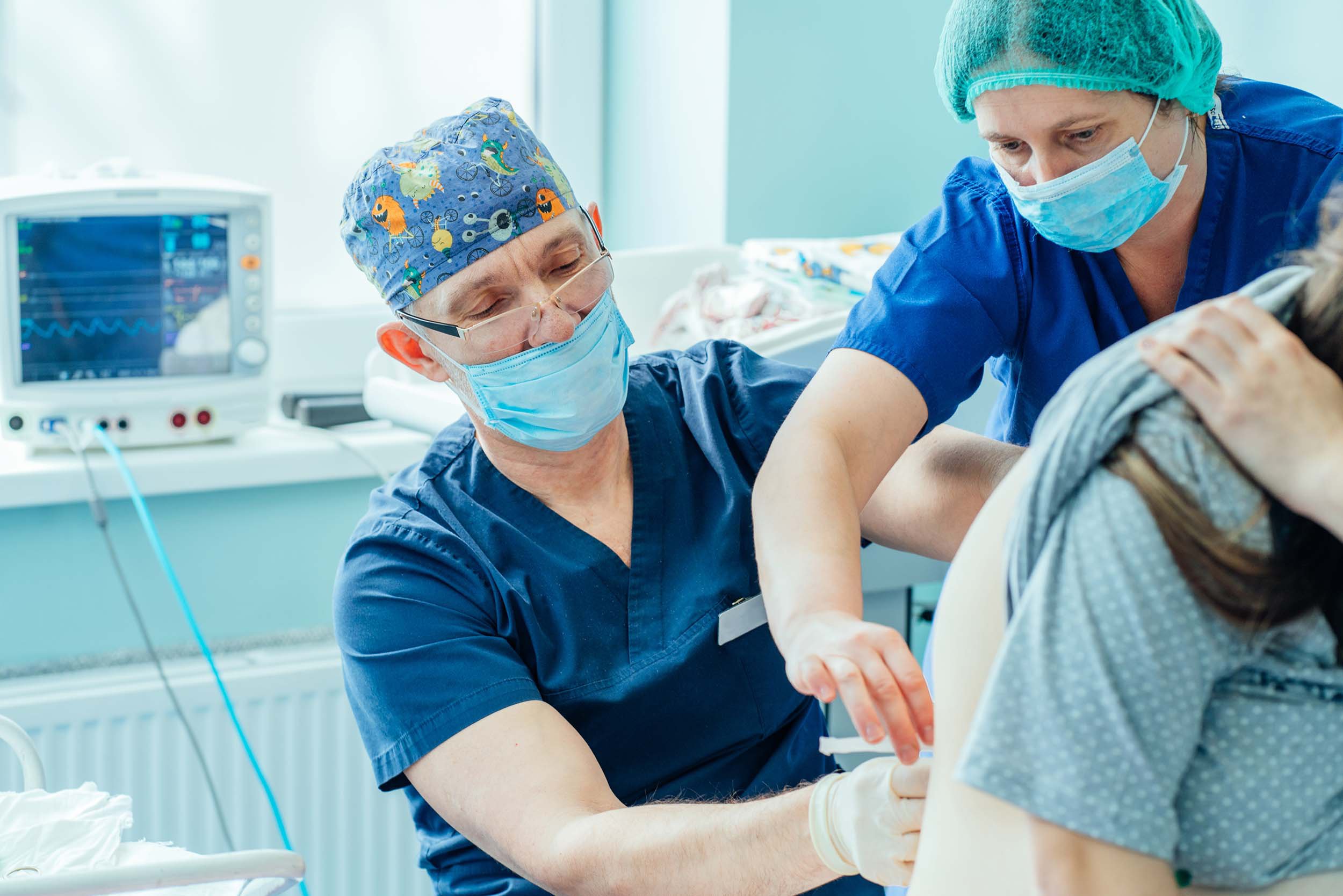 Aplicando anestesia epidural