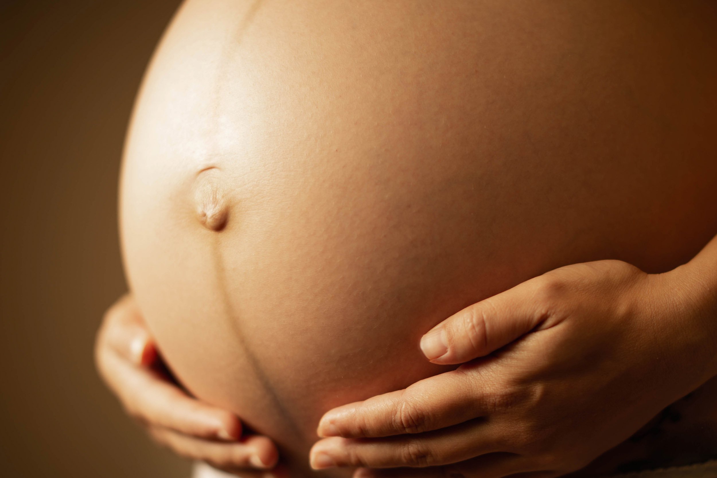 Embarazada acariciando su barriga